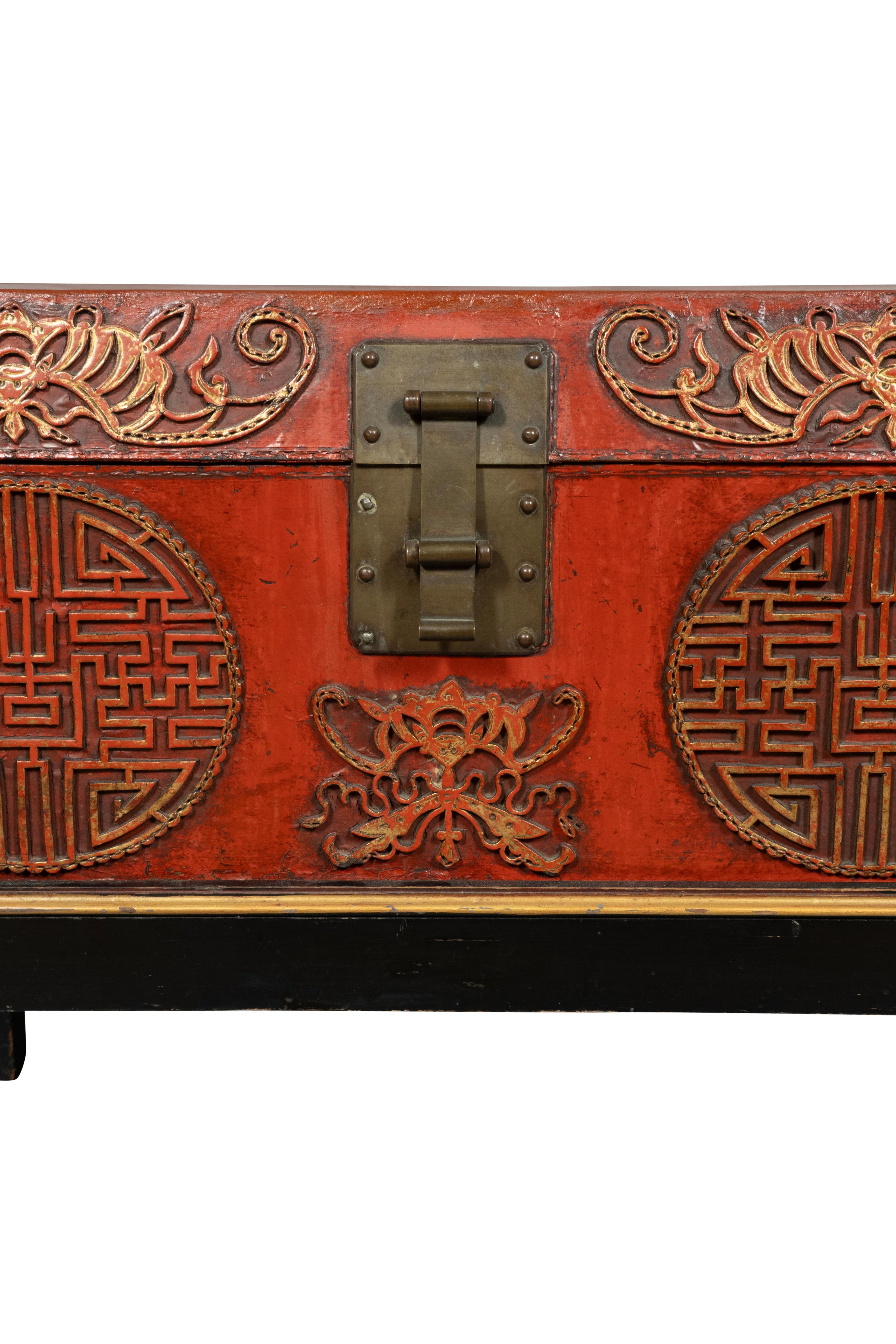 Caja china de piel de cerdo roja sobre soporte en venta 6