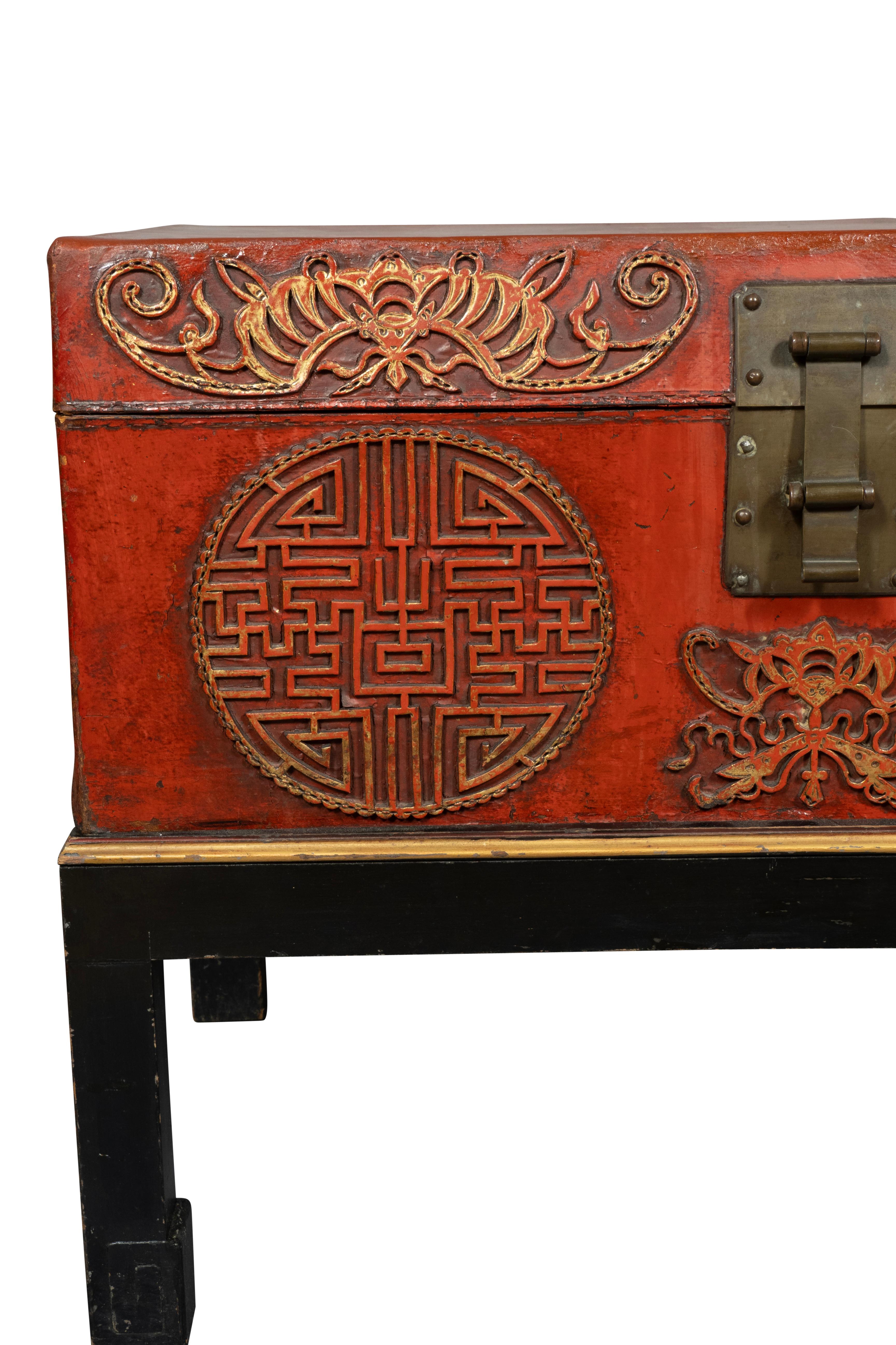 Caja china de piel de cerdo roja sobre soporte en venta 7