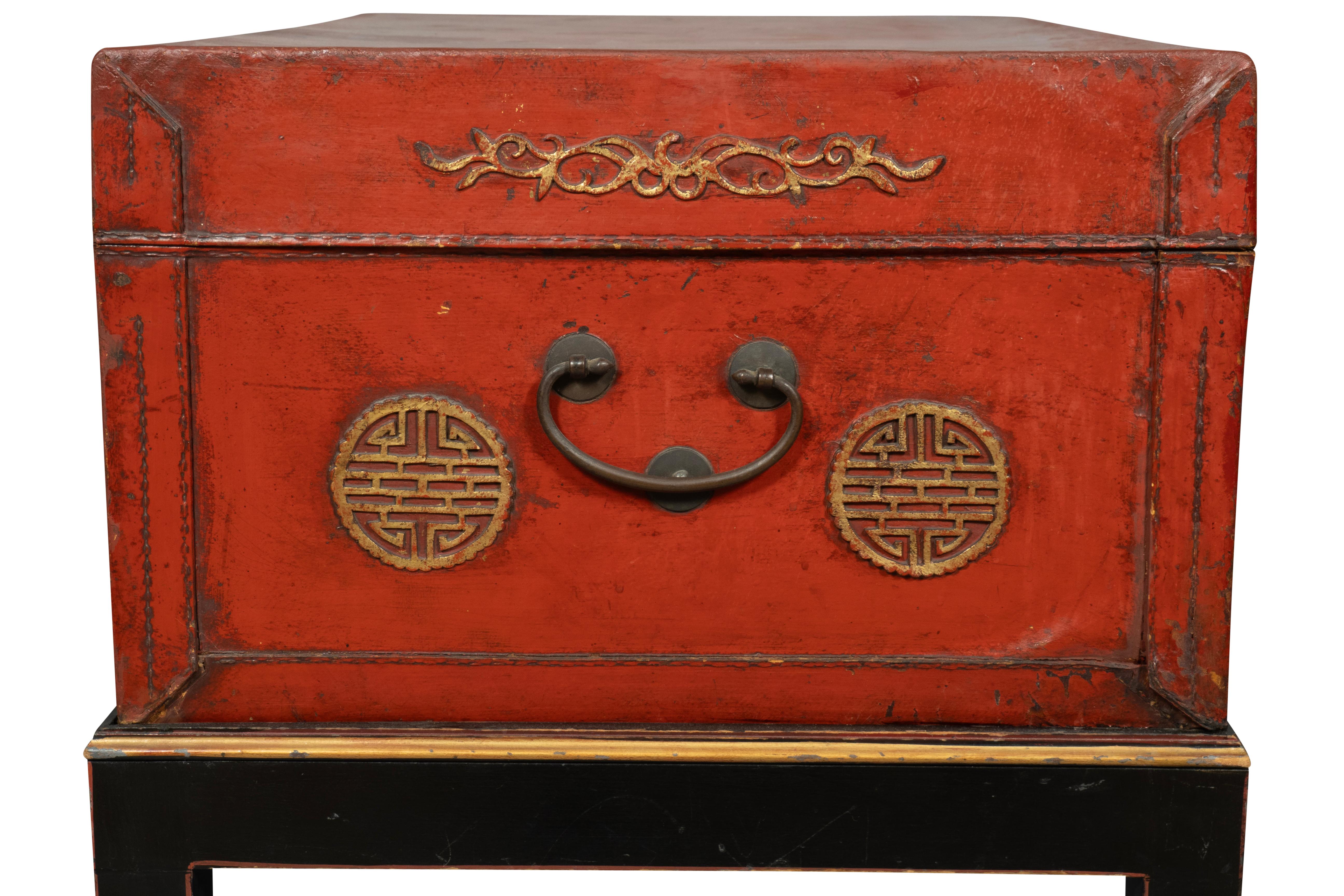 Caja china de piel de cerdo roja sobre soporte en venta 8