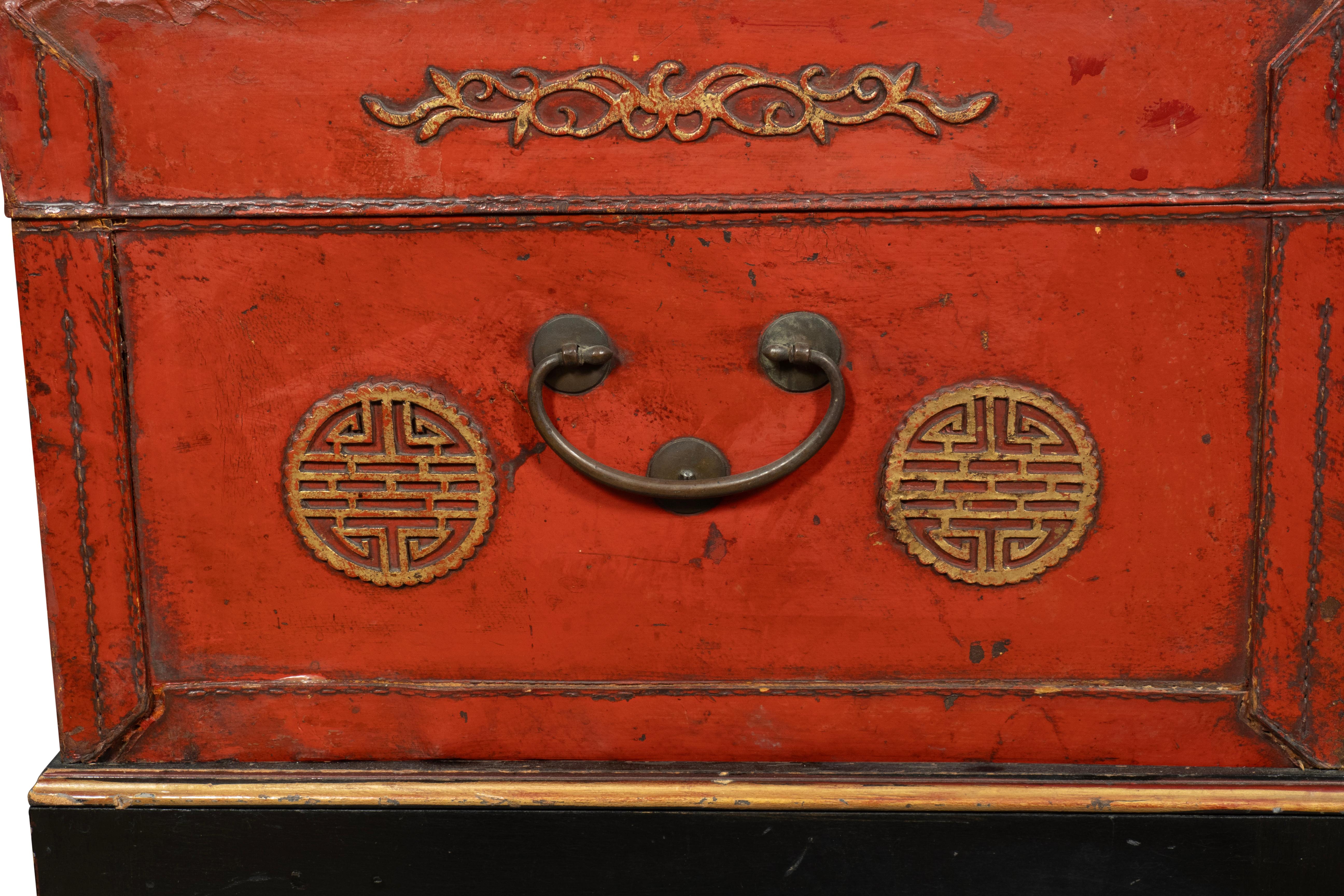 Caja china de piel de cerdo roja sobre soporte en venta 9