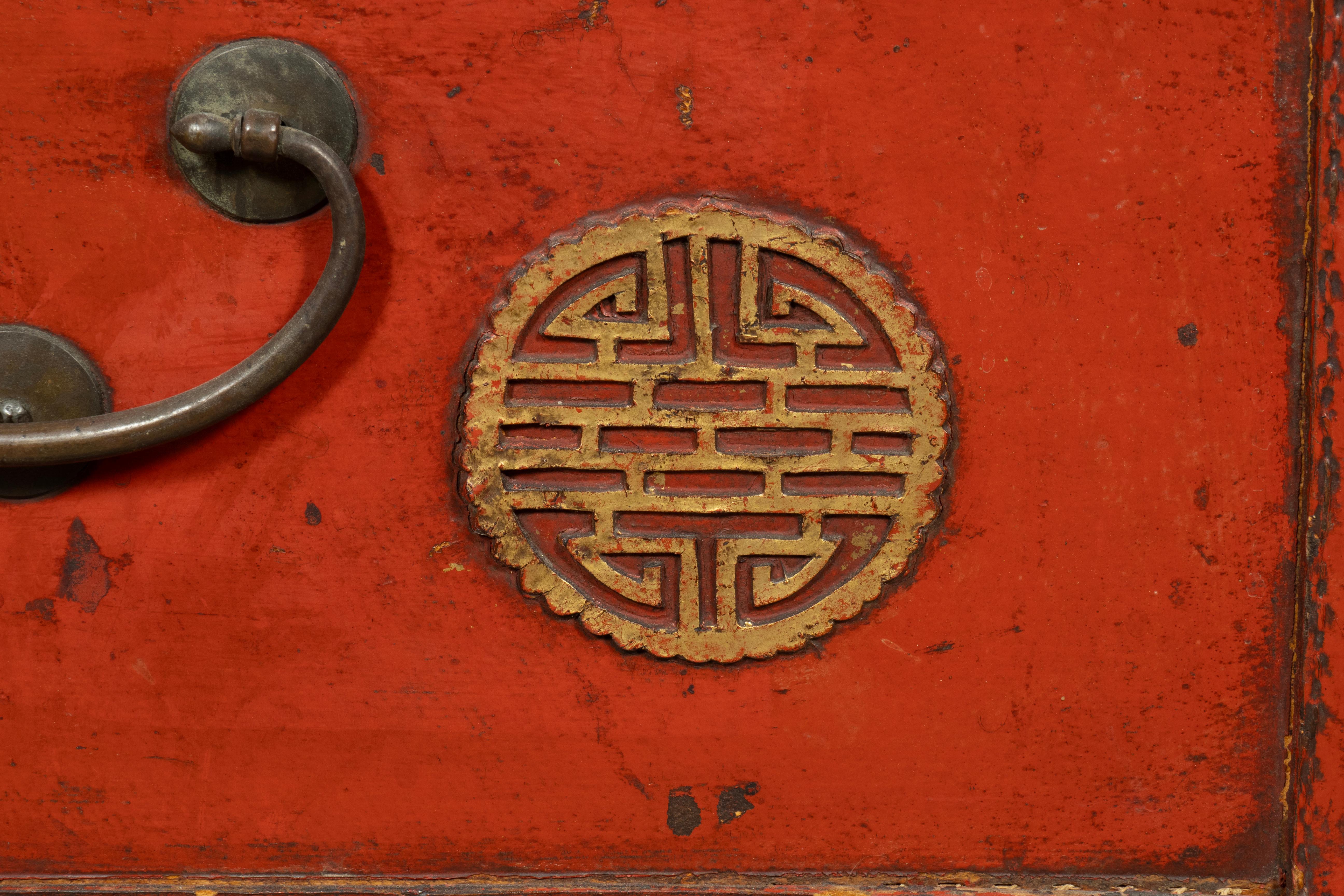 Caja china de piel de cerdo roja sobre soporte en venta 11