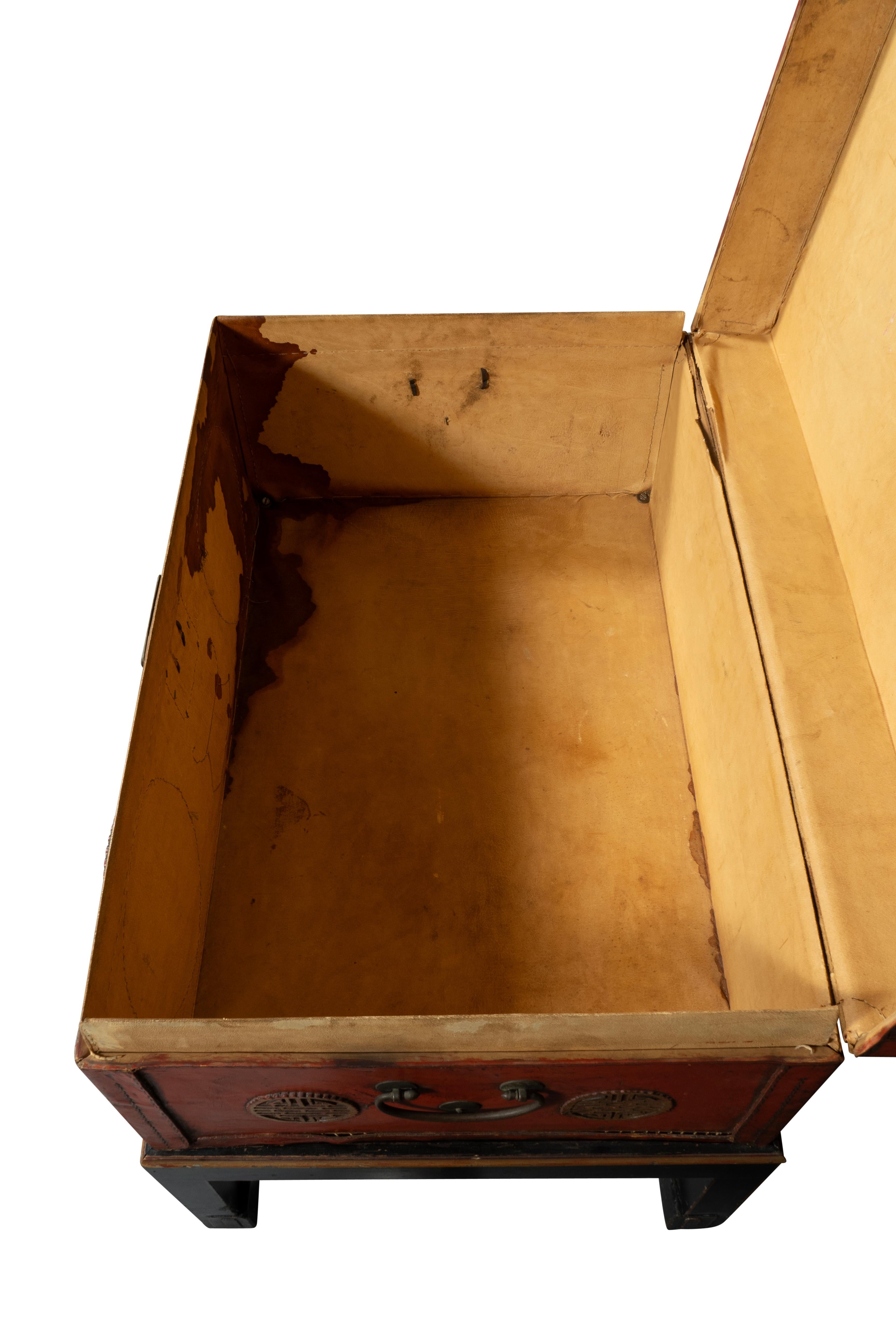 Caja china de piel de cerdo roja sobre soporte en venta 12