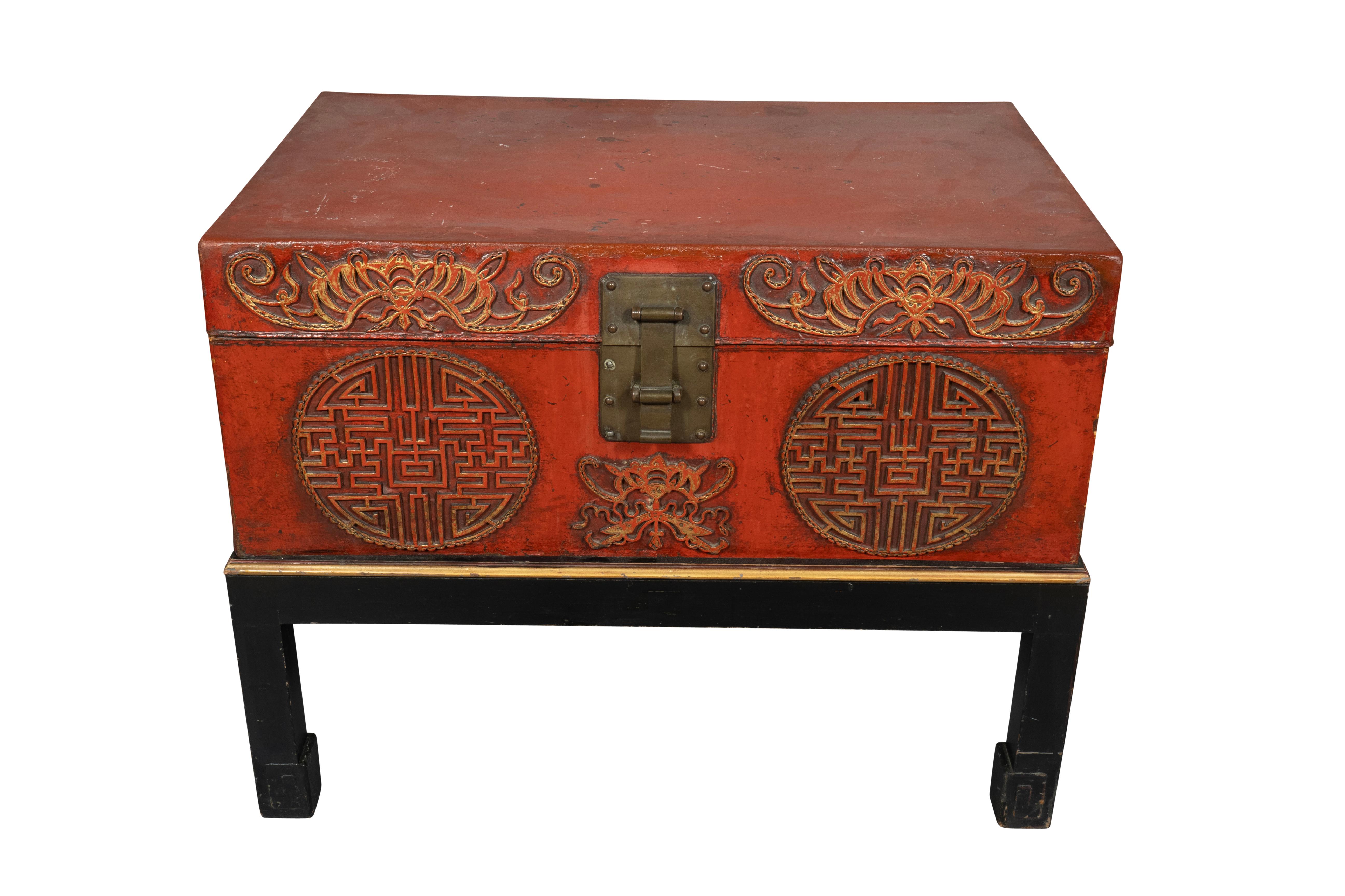 Caja rectangular con símbolos de longevidad. Parte superior abatible con cerradura de latón. Base posterior ebonizada y dorada a la línea con patas de sección cuadrada.