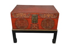 Boîte chinoise en peau de porc rouge sur Stand