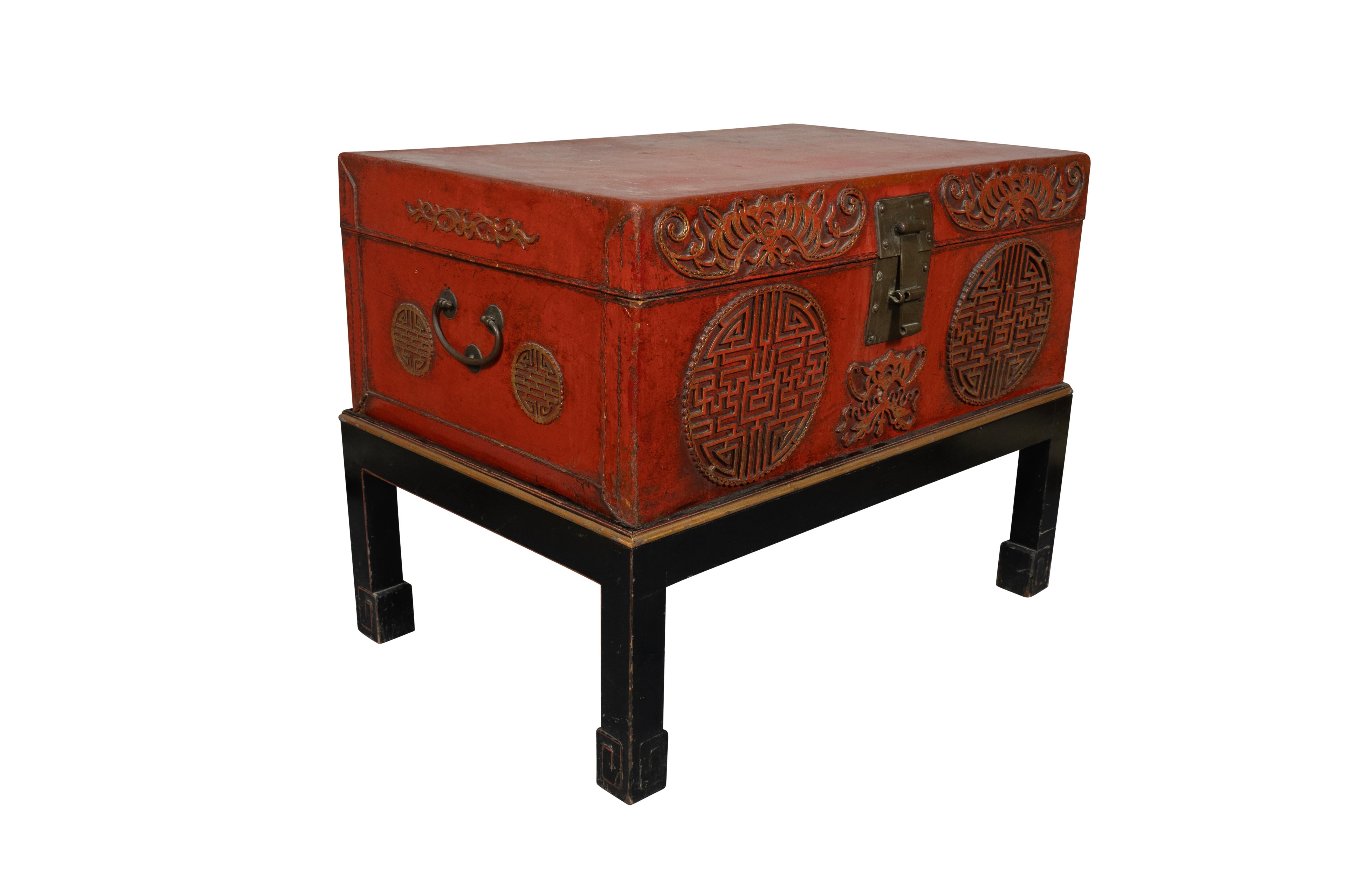 Caja china de piel de cerdo roja sobre soporte Chino en venta