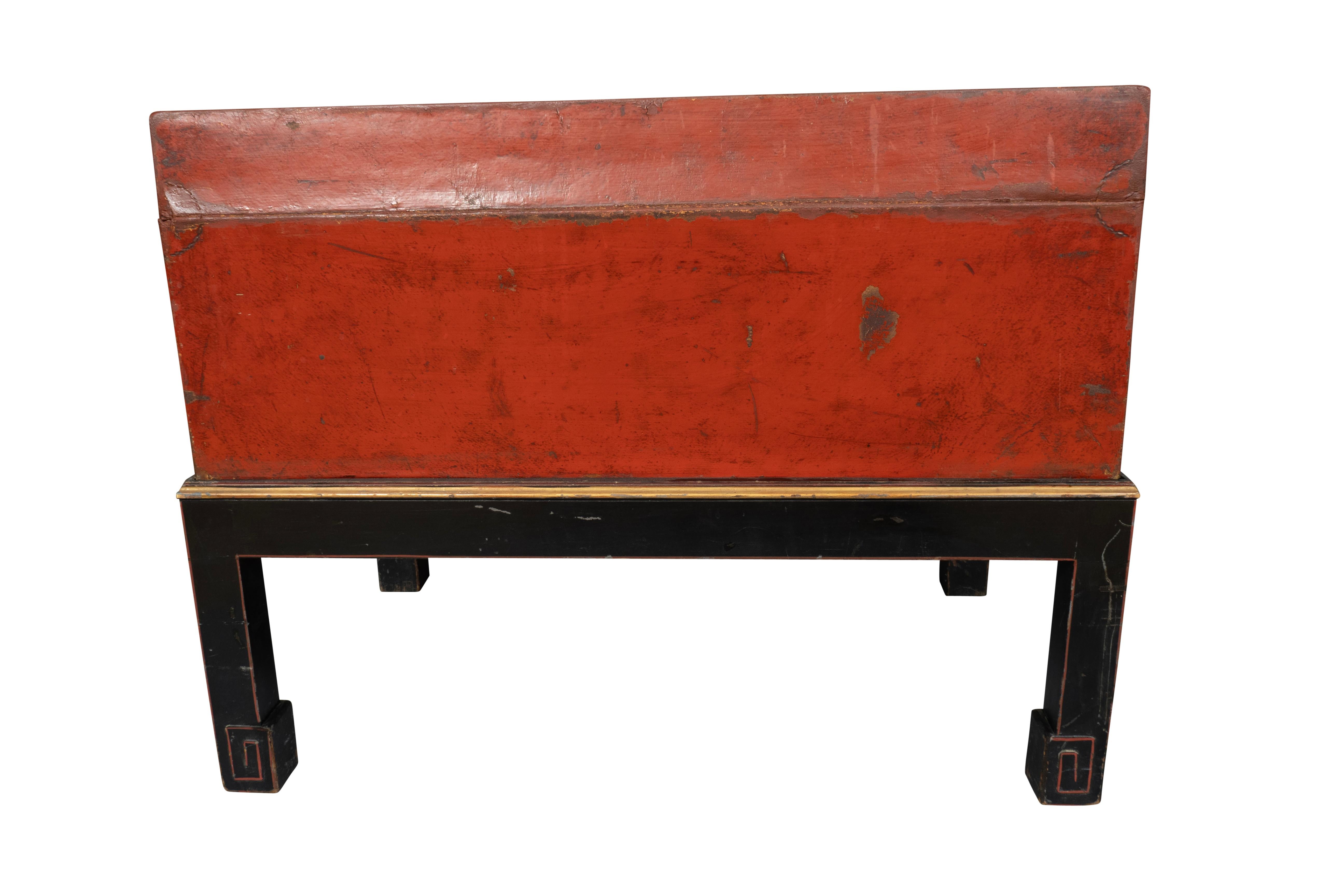 Caja china de piel de cerdo roja sobre soporte siglo XIX en venta