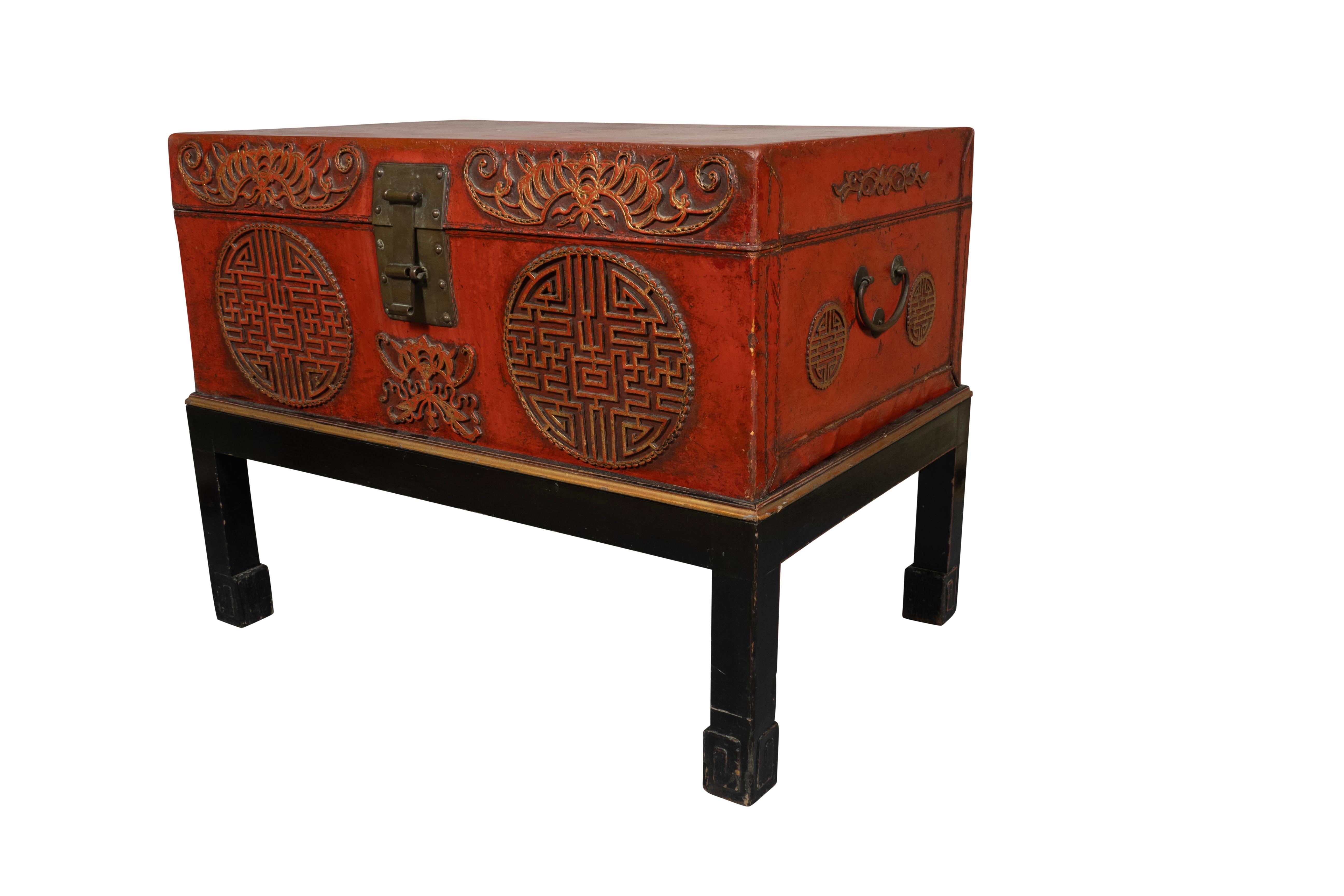 Caja china de piel de cerdo roja sobre soporte en venta 1