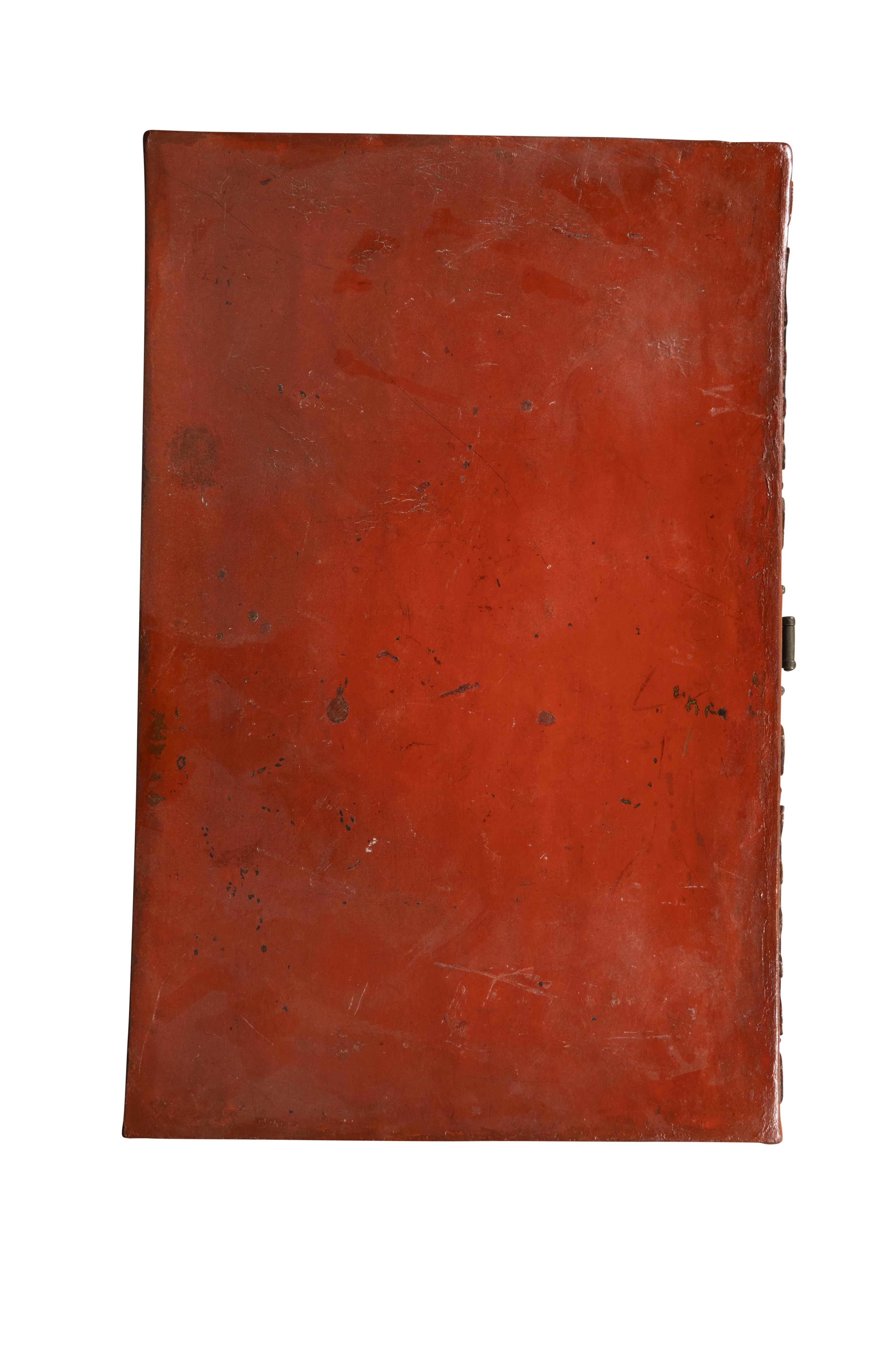 Caja china de piel de cerdo roja sobre soporte en venta 2