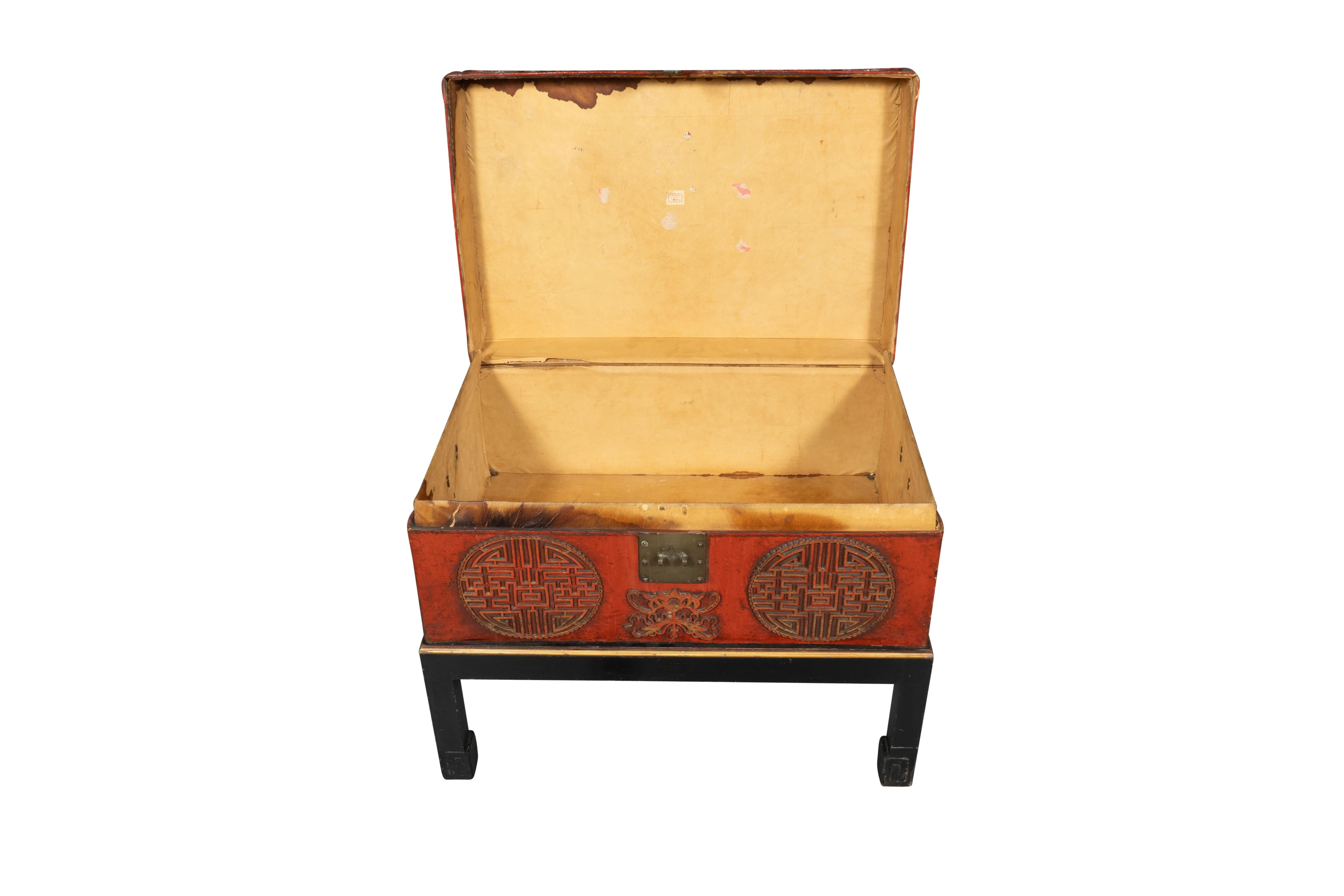 Caja china de piel de cerdo roja sobre soporte en venta 3
