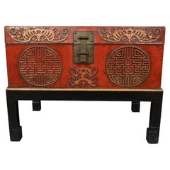 Caja china de piel de cerdo roja sobre soporte