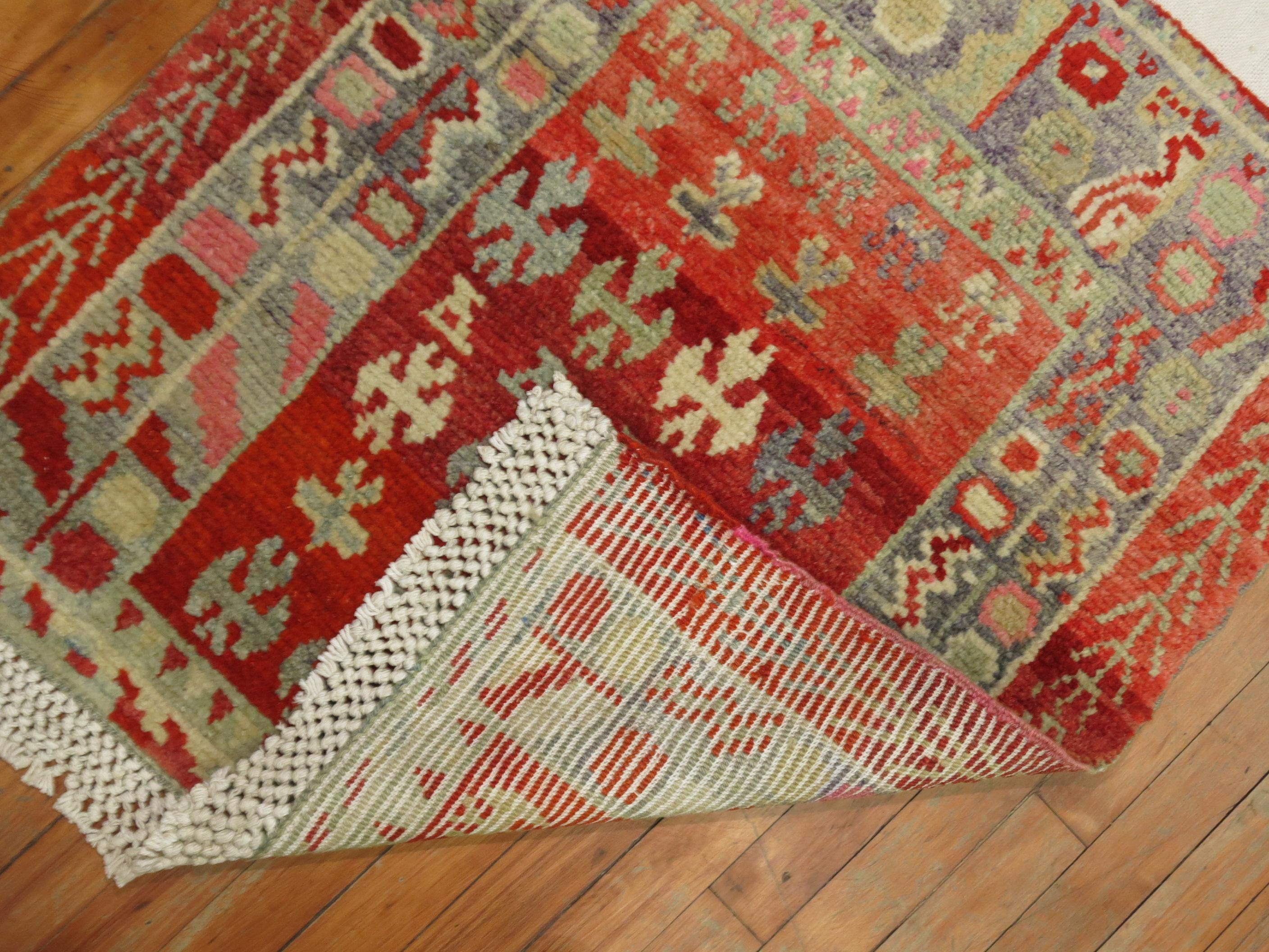 Alfombra decorativa única de Anatolia turca vintage. Un extremo de la alfombra tiene un fleco Kilim que la tejedora utilizó con intención, dándole un carácter único.

2'9'' x 3'8''