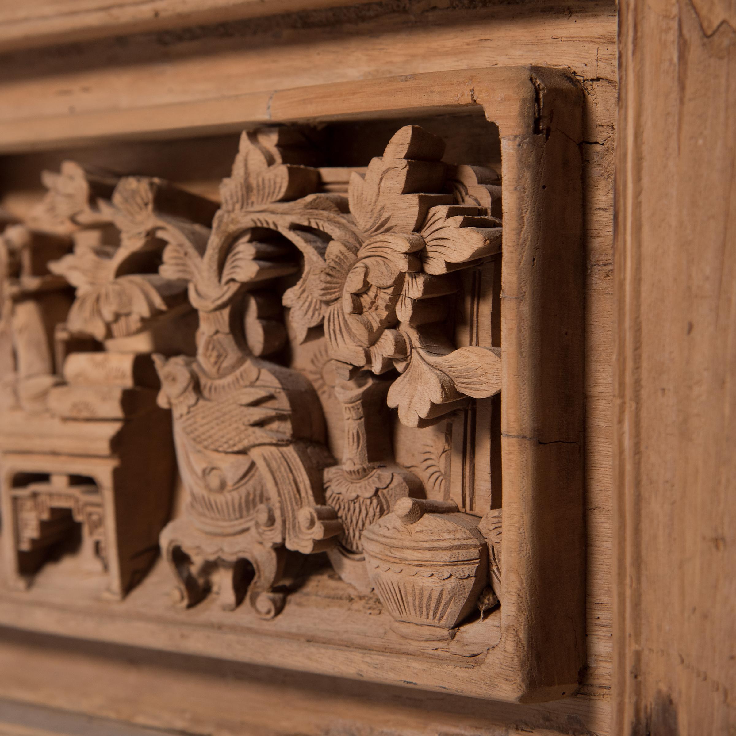 Qing Paire de panneaux de banquette chinois sculptés en relief, vers 1850 en vente