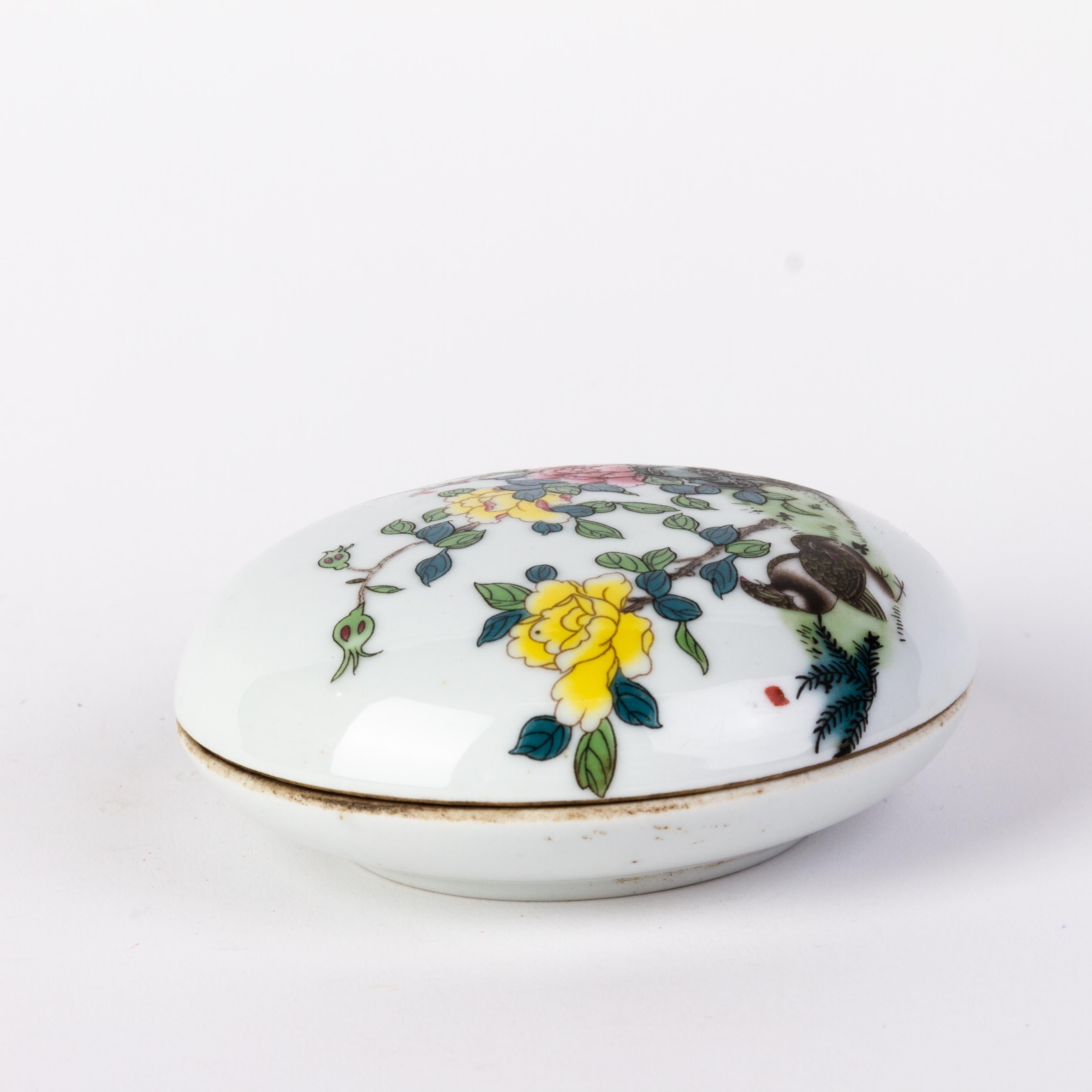 Boîte à couvercle en porcelaine de la période de la République de Chine avec fleurs 
Bon état 
Provenant d'une collection privée.
Expédition internationale gratuite.