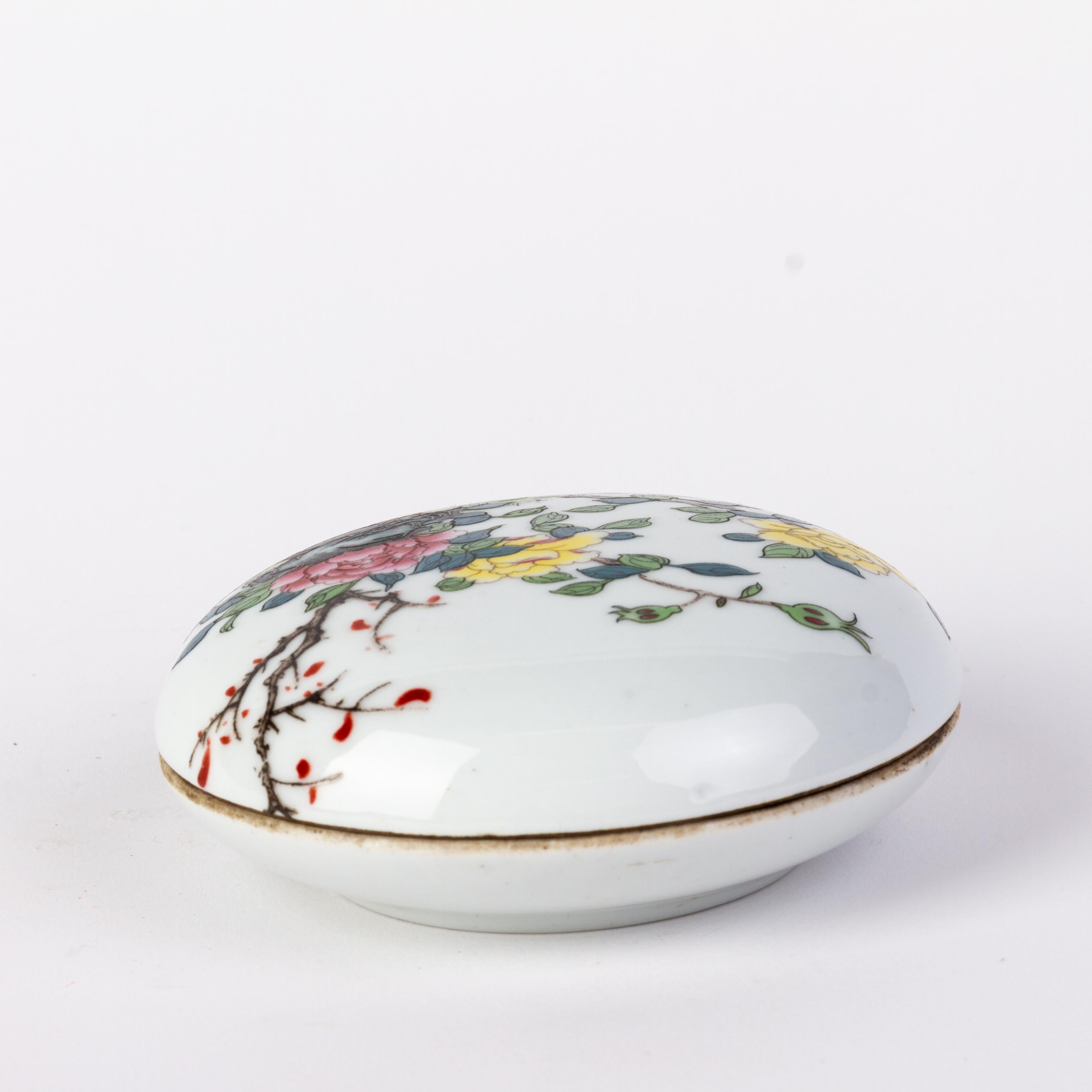 Chinese Republic Period Blossoms Porcelain Lidded Box  In Good Condition For Sale In Nottingham, GB