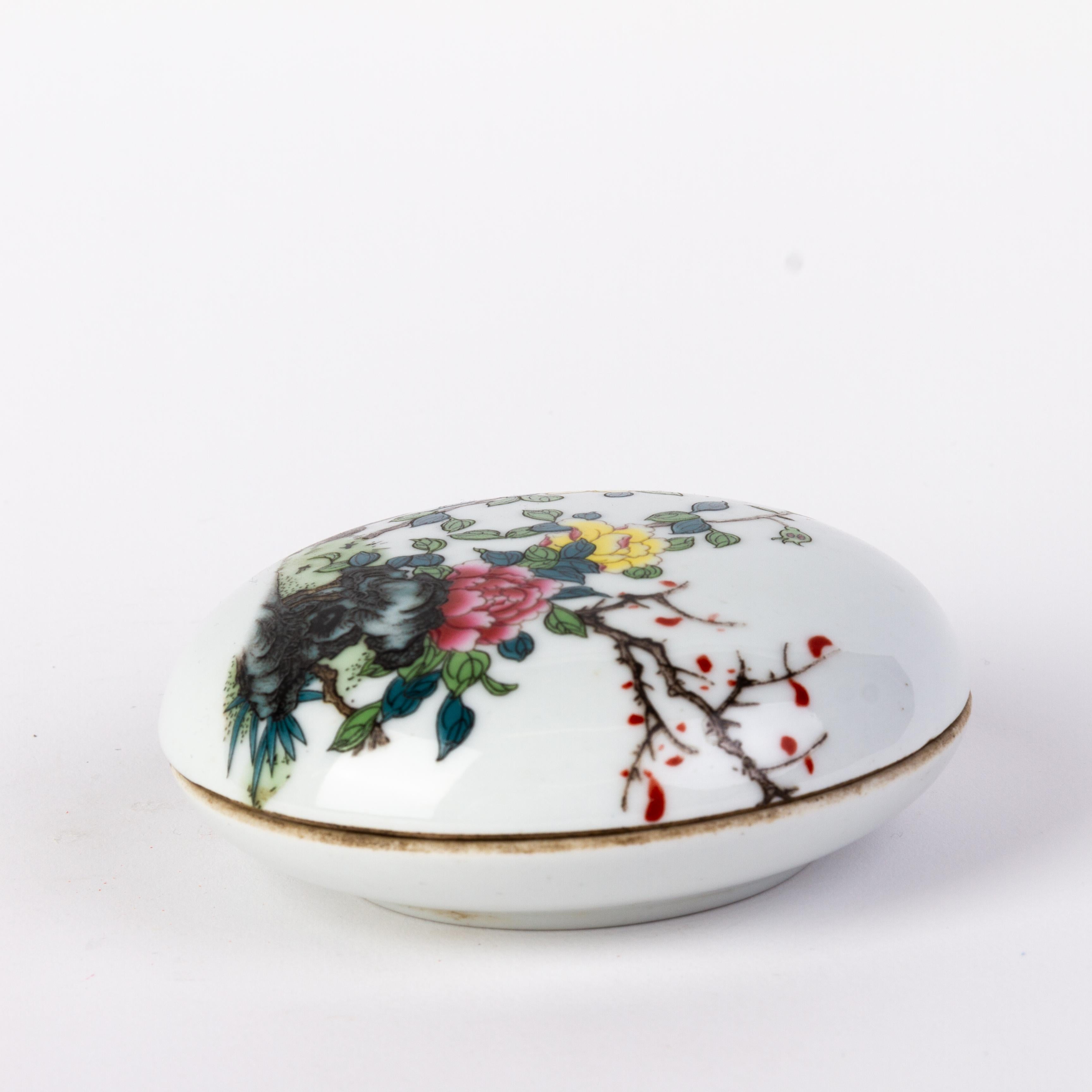 20ième siècle Boîte à couvercle en porcelaine de la période de la République de Chine avec fleurs  en vente