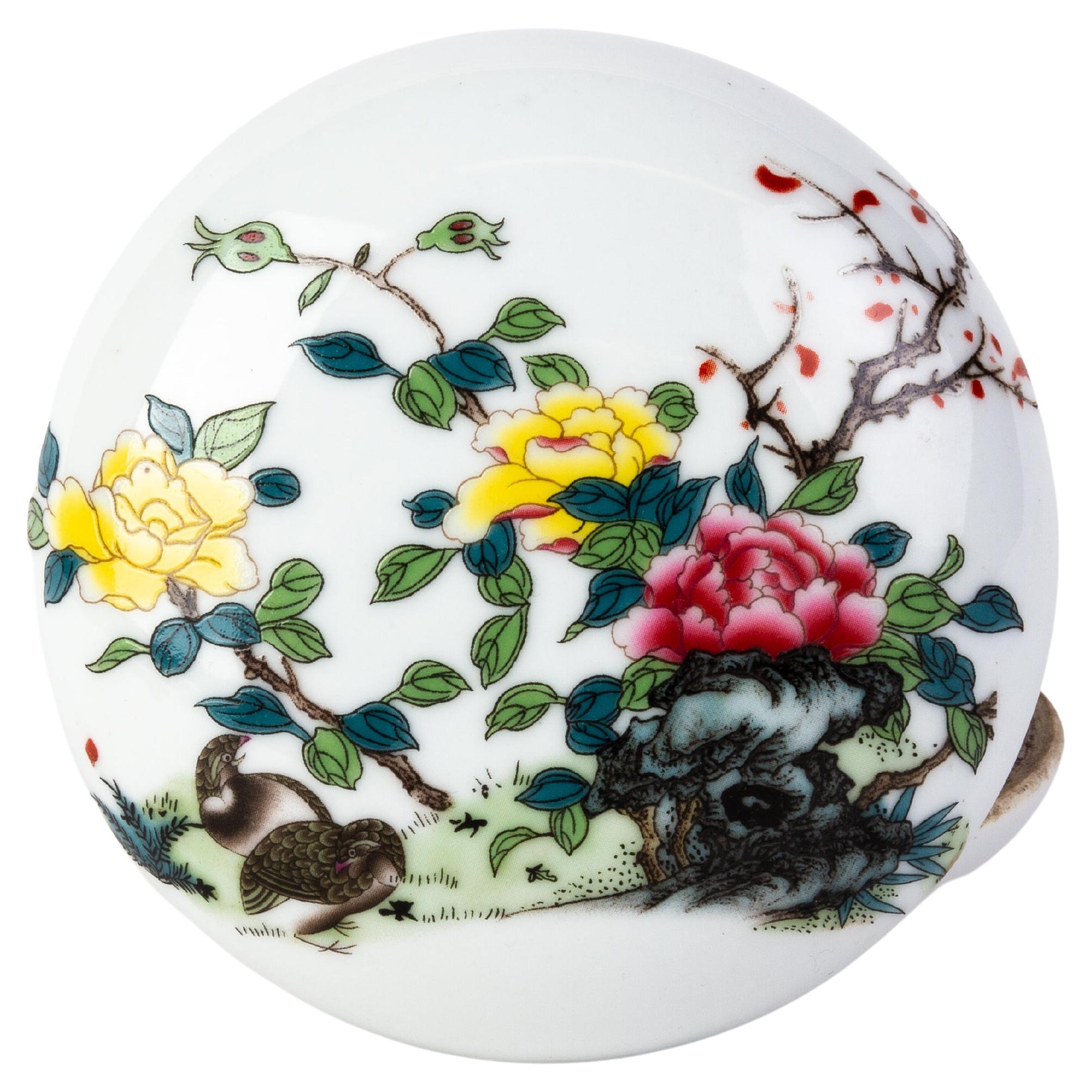 Boîte à couvercle en porcelaine de la période de la République de Chine avec fleurs  en vente