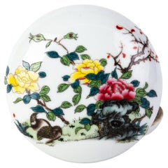 Boîte à couvercle en porcelaine de la période de la République de Chine avec fleurs 