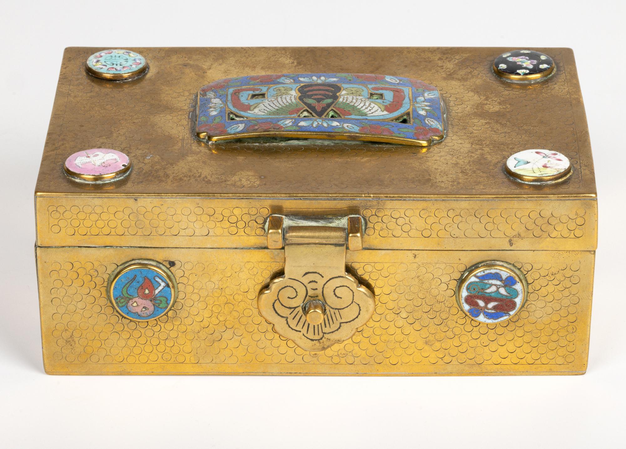 Cofre de latón montado en cloisonné del periodo de la República China en venta 2