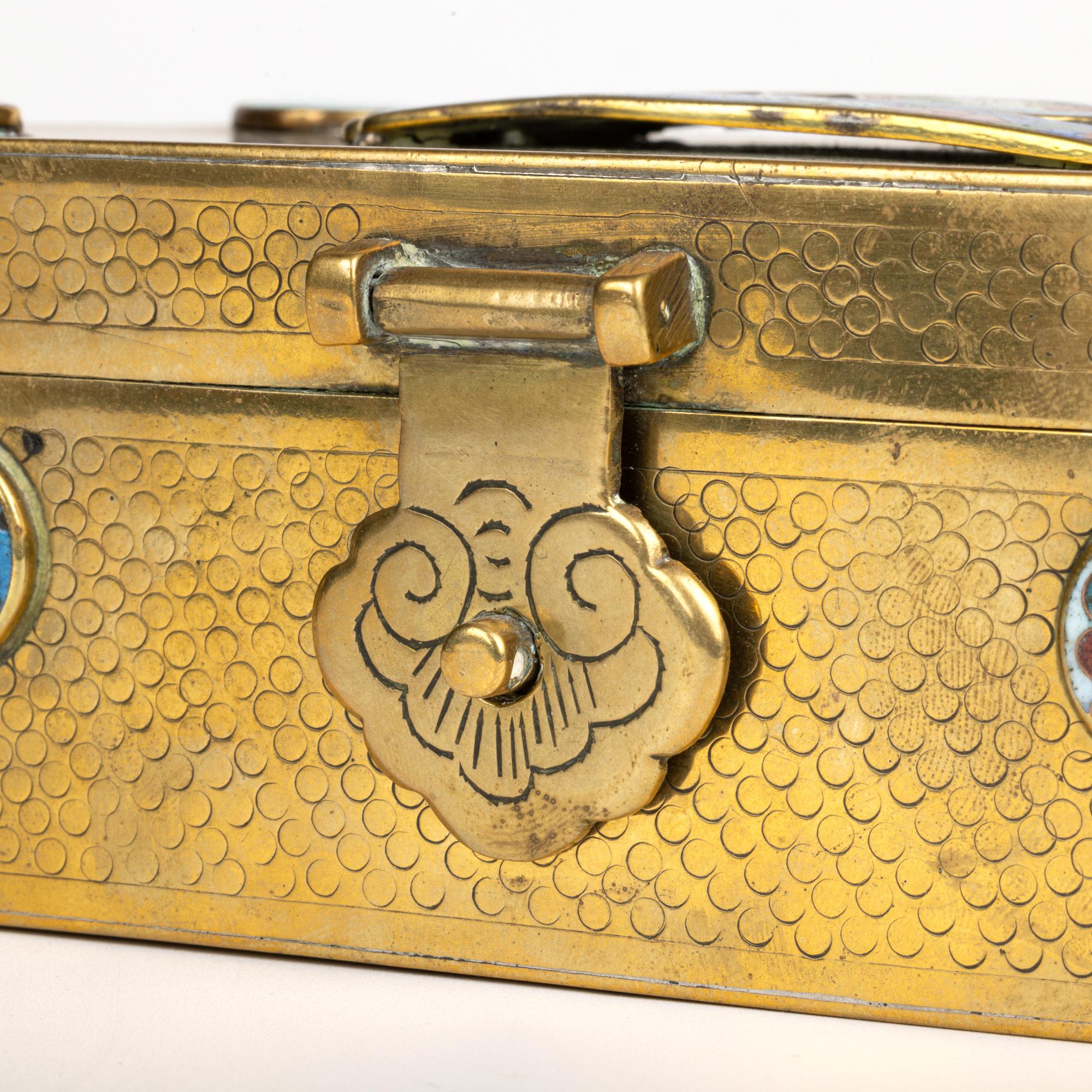 Cofre de latón montado en cloisonné del periodo de la República China en venta 4