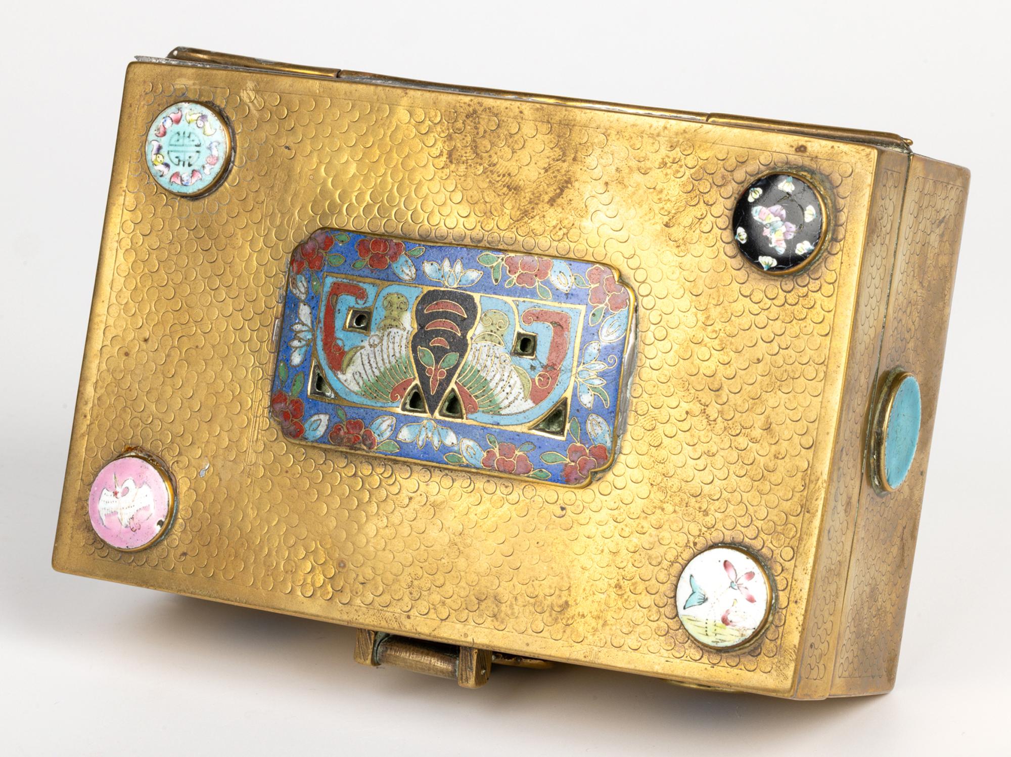 Cofre de latón montado en cloisonné del periodo de la República China en venta 6