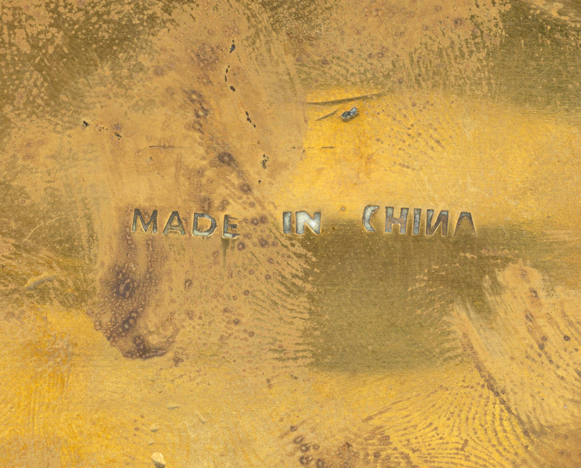 Cofre de latón montado en cloisonné del periodo de la República China en venta 8