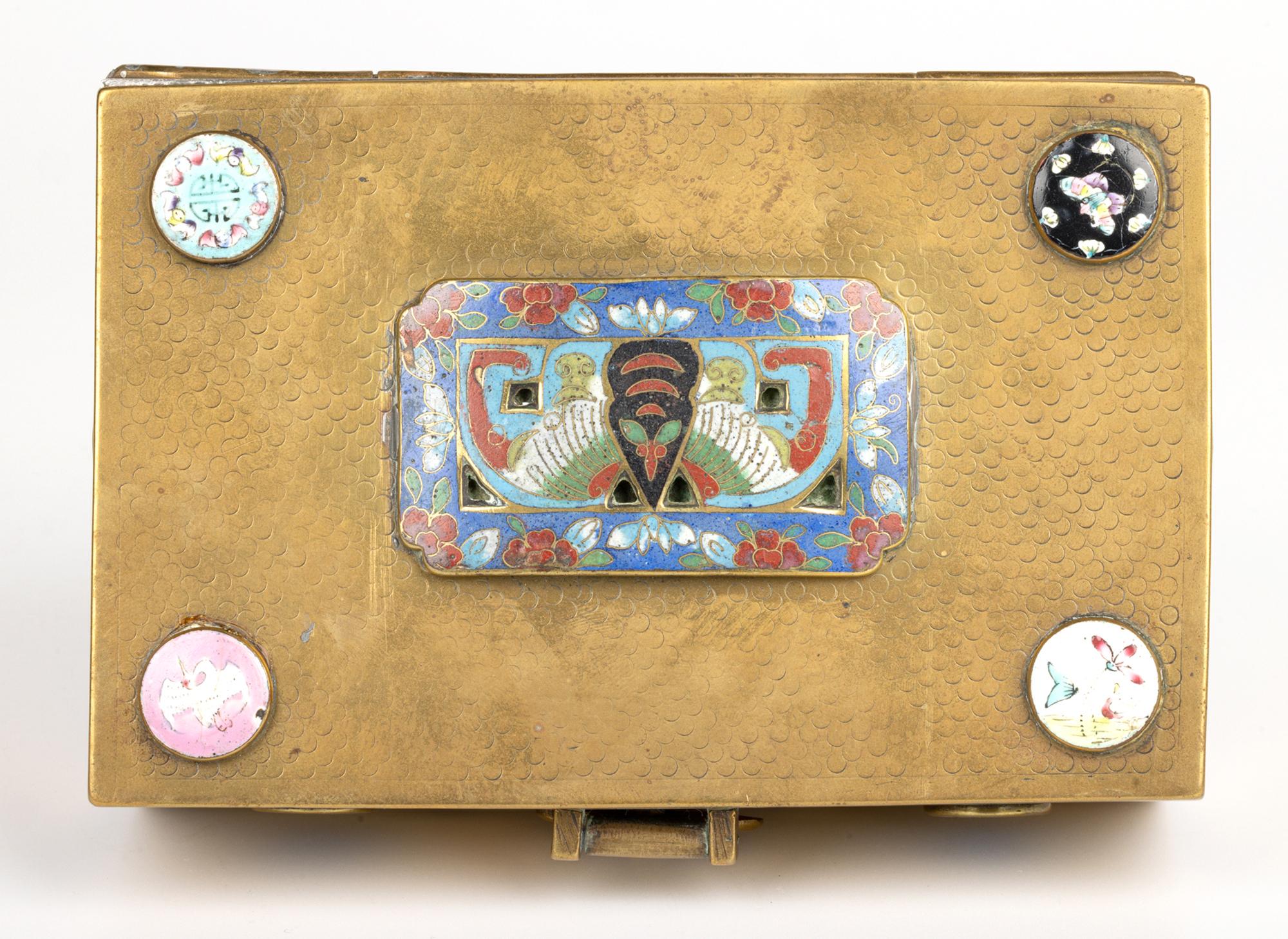 Elegante cofre o caja vintage de latón montado en cloisonné de la época de la República China, que data aproximadamente de 1920-30. El ataúd, de gran calidad, es de forma rectangular y tiene una tapa con bisagras y un pestillo abatible en el borde