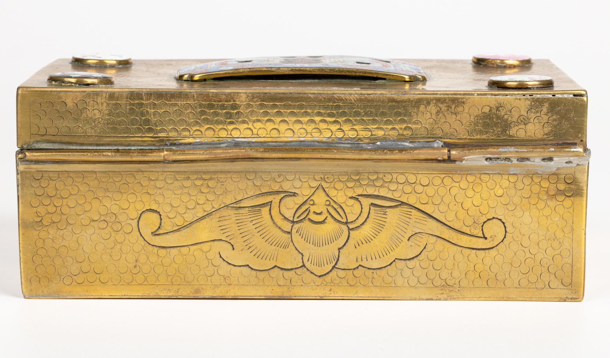 Cofre de latón montado en cloisonné del periodo de la República China Cloissoné en venta
