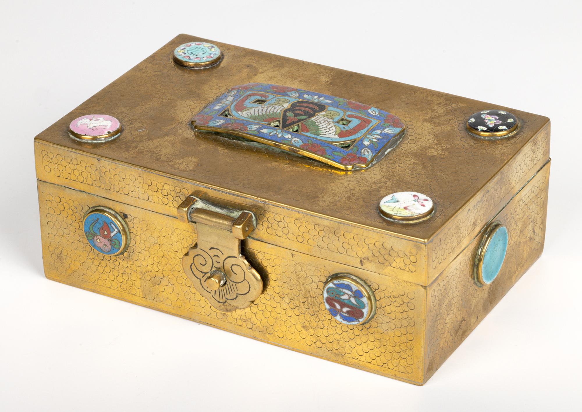 Cofre de latón montado en cloisonné del periodo de la República China en Bueno estado para la venta en Bishop's Stortford, Hertfordshire