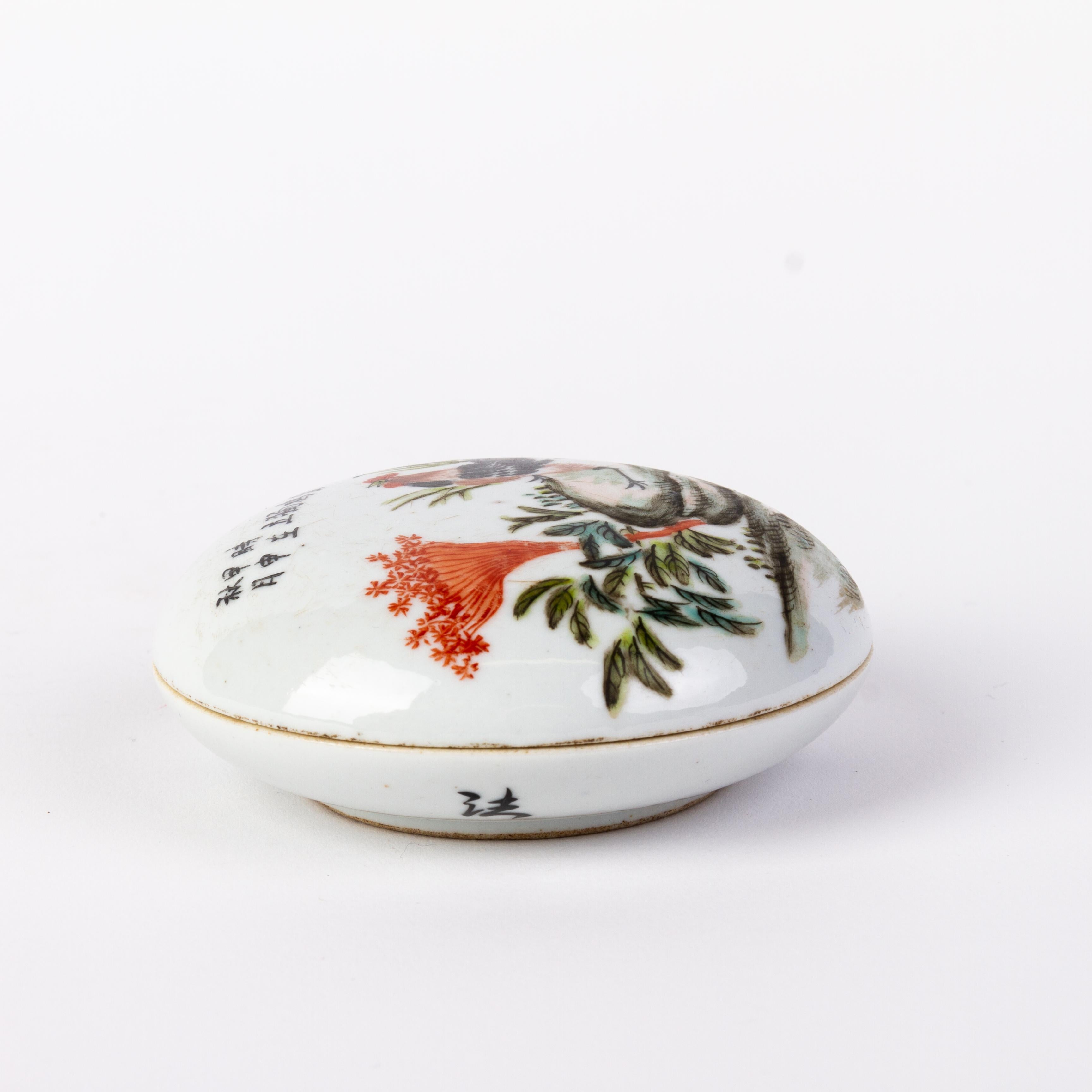 Chinese Republic Period Porcelain Lidded Box 
Good condition 
From a private collection.
Free international shipping.