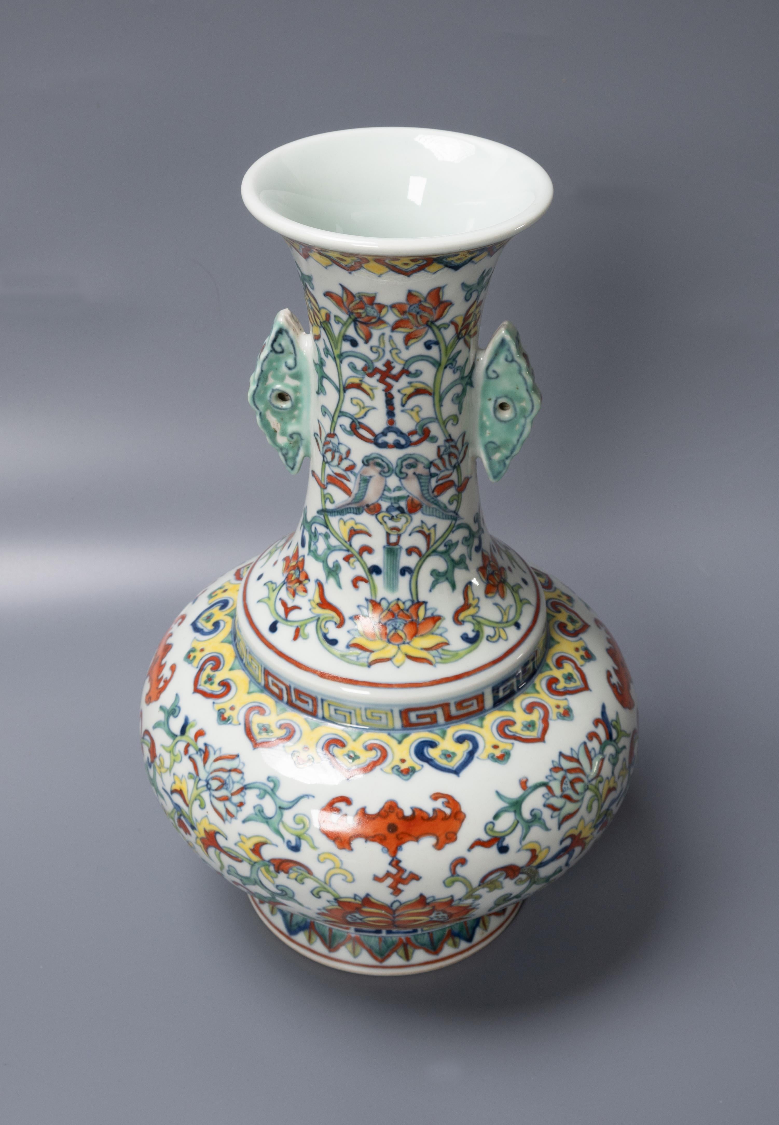 Chinese Republic Period Doucai 'Bats And Lotus' Vase Yongzheng Mark In Good Condition For Sale In London, GB