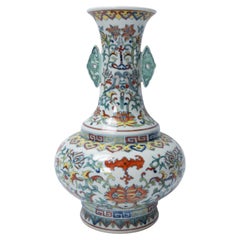 Vase Yongzheng-Marke aus der Zeit der chinesischen Republik Doucai „Bäume und Lotus“