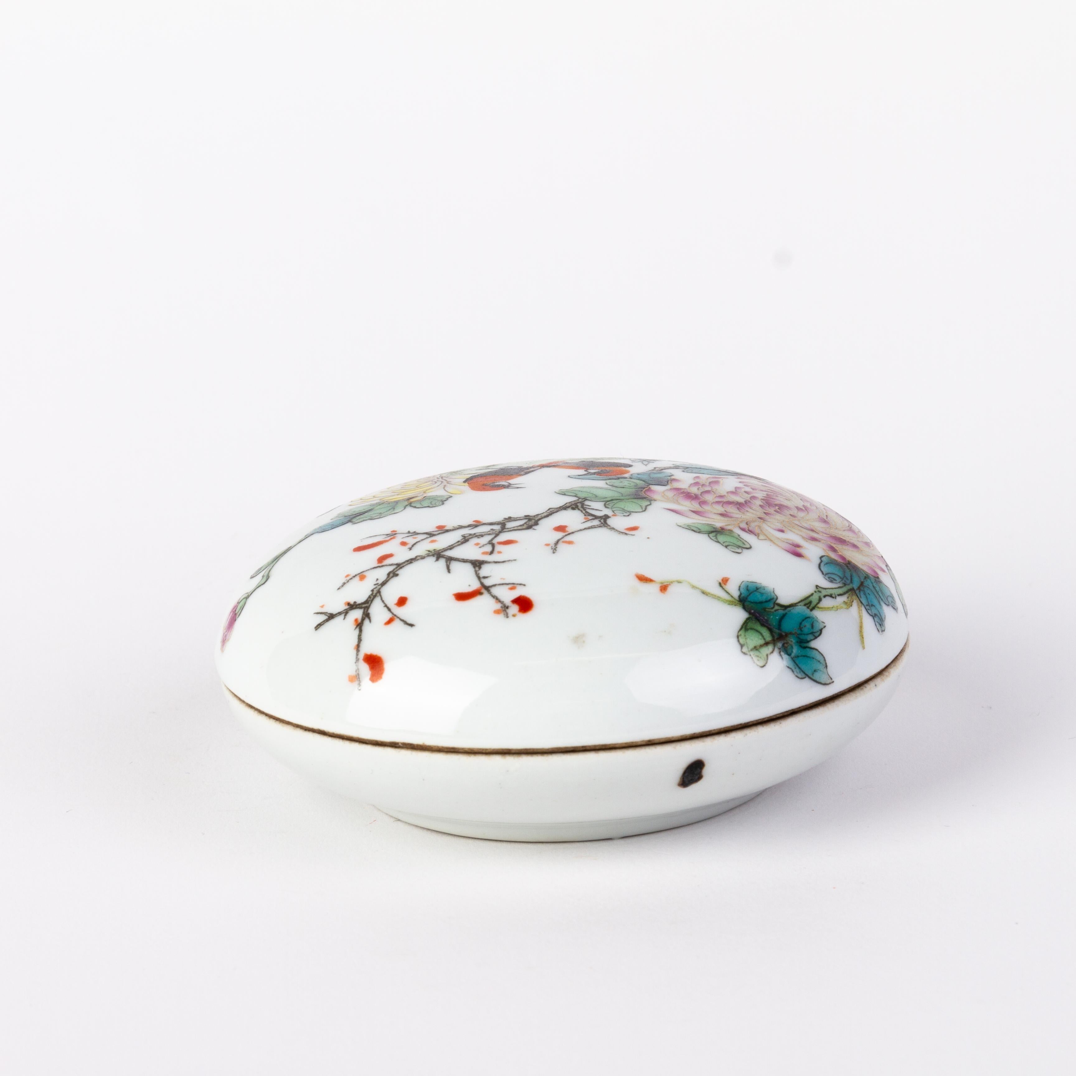 Chinese Republic Period Famille Rose Birds & Blossoms Porcelain Lidded Box  In Good Condition In Nottingham, GB