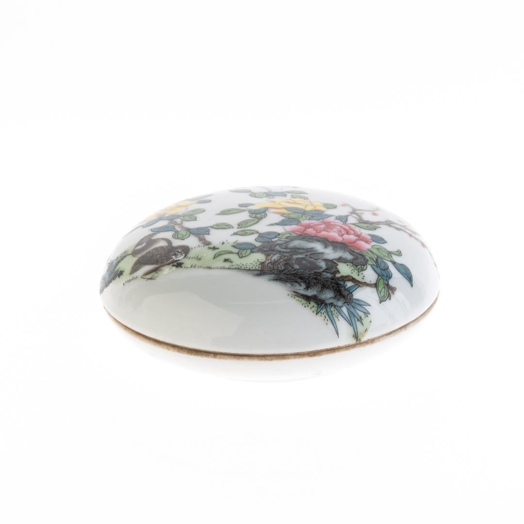 Chinese Republic Period Famille Rose Blossoms Porcelain Lidded Box In Good Condition For Sale In Nottingham, GB