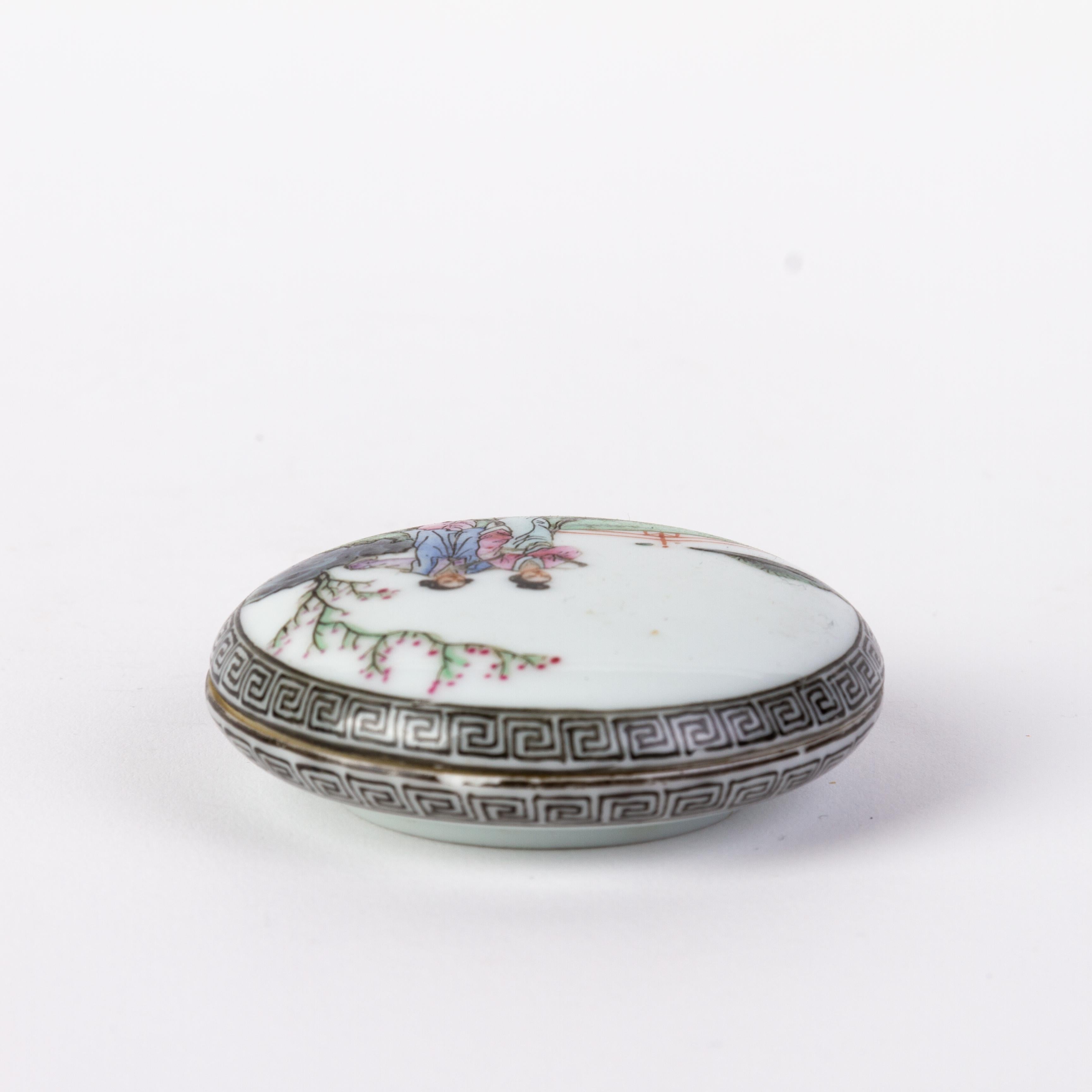 Hand-Painted Chinese Republic Period Famille Rose Porcelain Box with Seal Early 20th Century For Sale