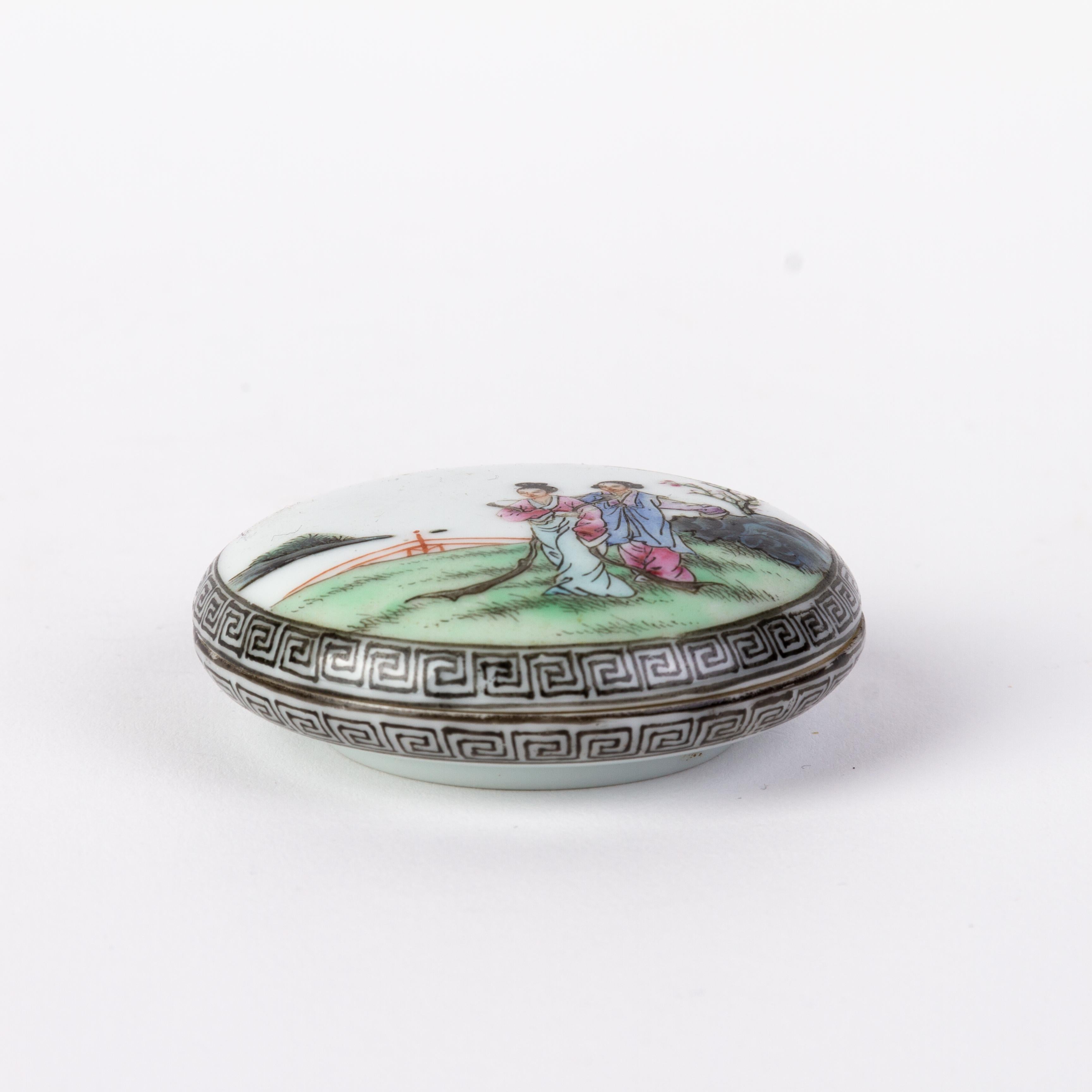 Chinese Republic Period Famille Rose Porcelain Box with Seal Early 20th Century For Sale 3
