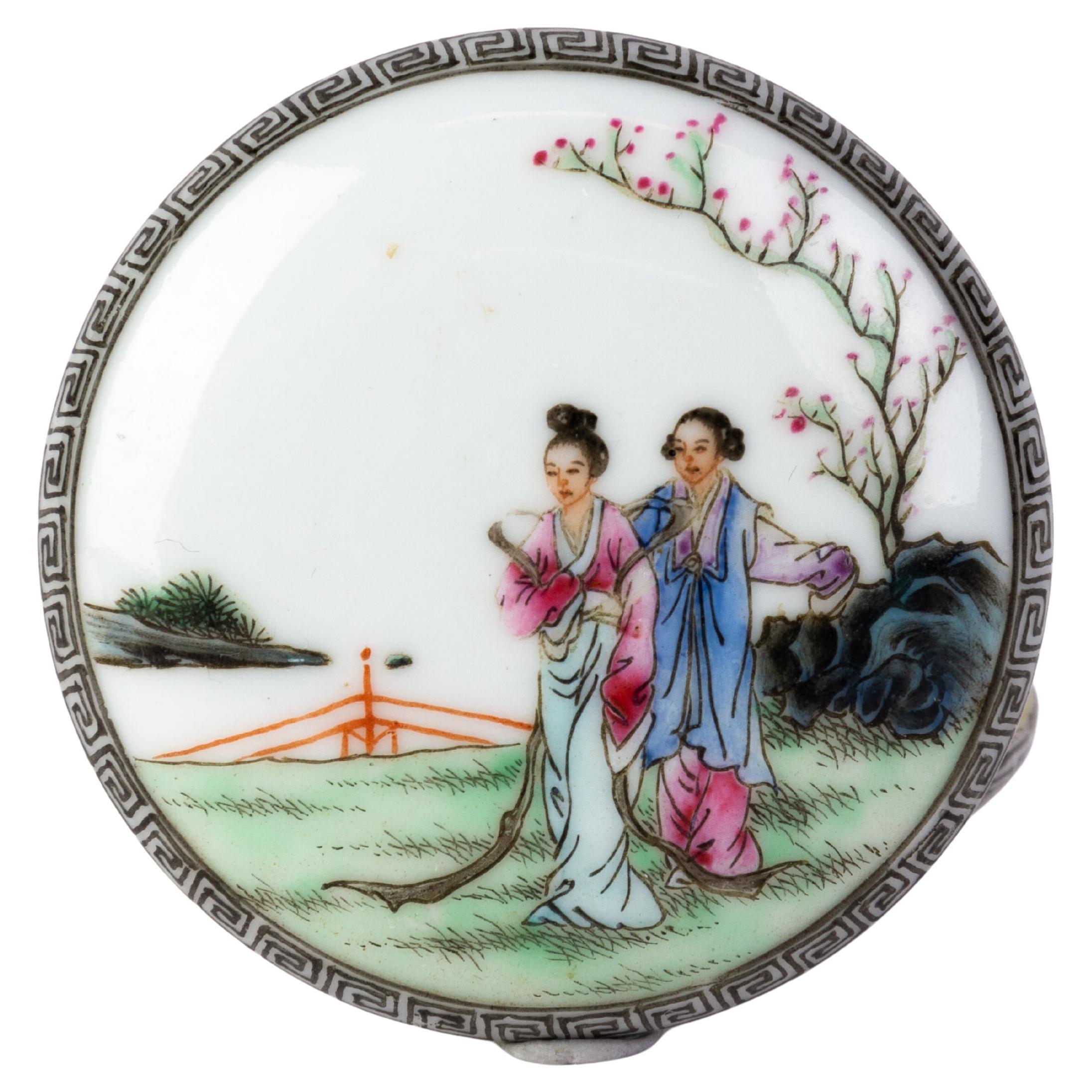 Chinese Republic Period Famille Rose Porcelain Box with Seal Early 20th Century For Sale