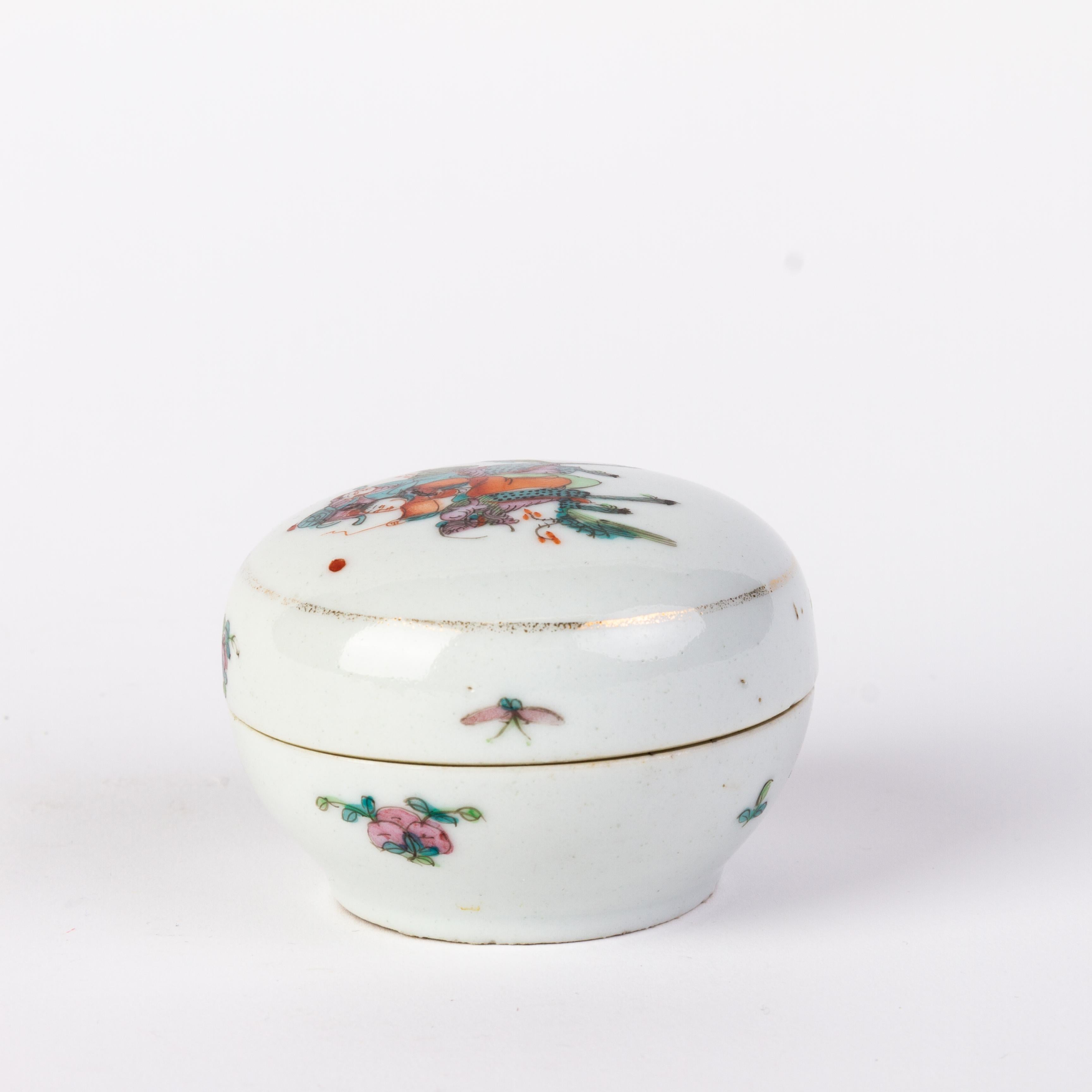 Chinese Republic Period Famille Rose Porcelain Lidded Box 
Good condition 
From a private collection.
Free international shipping.