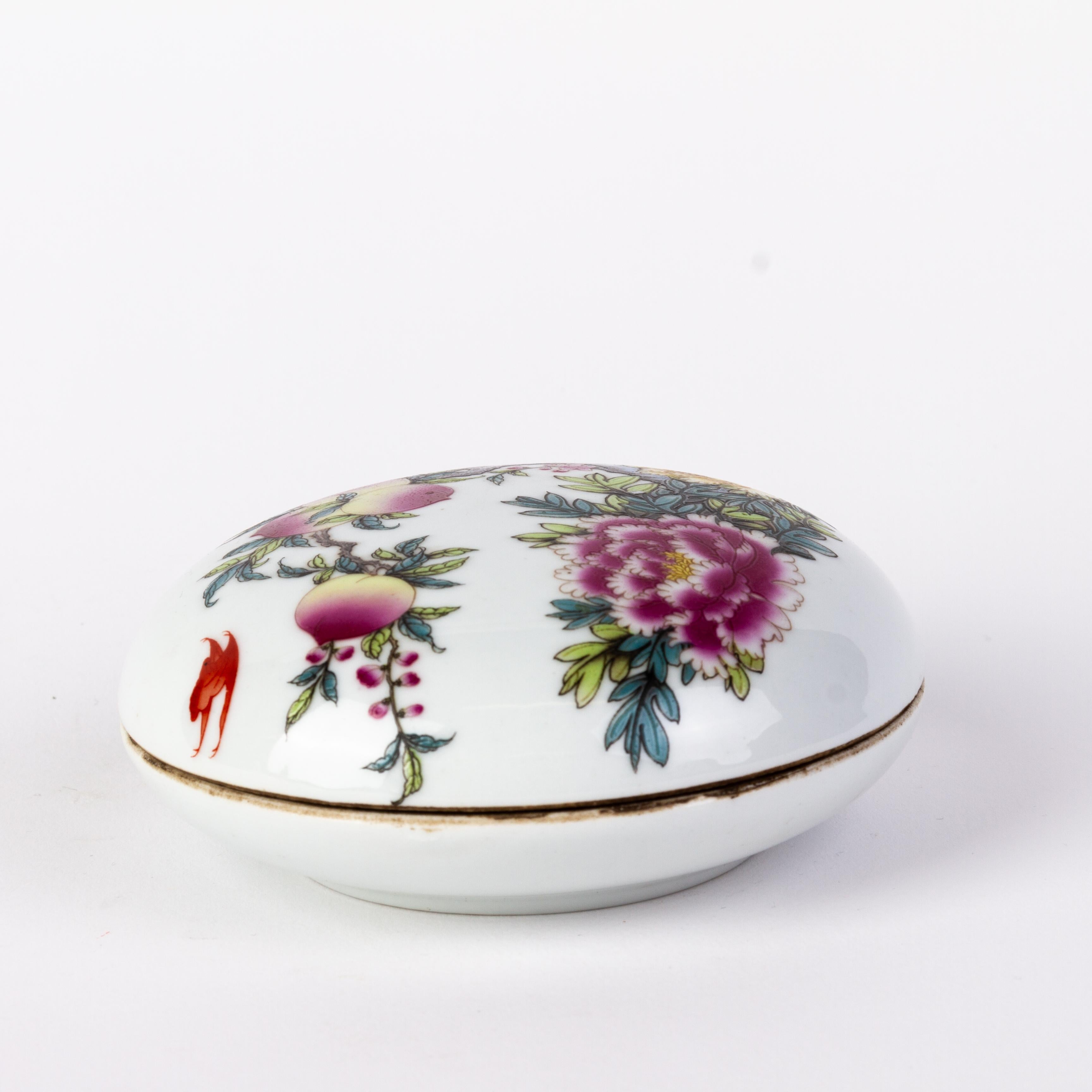 Chinese Republic Period Famille Rose Porcelain Lidded Box 
Good condition 
From a private collection.
Free international shipping.