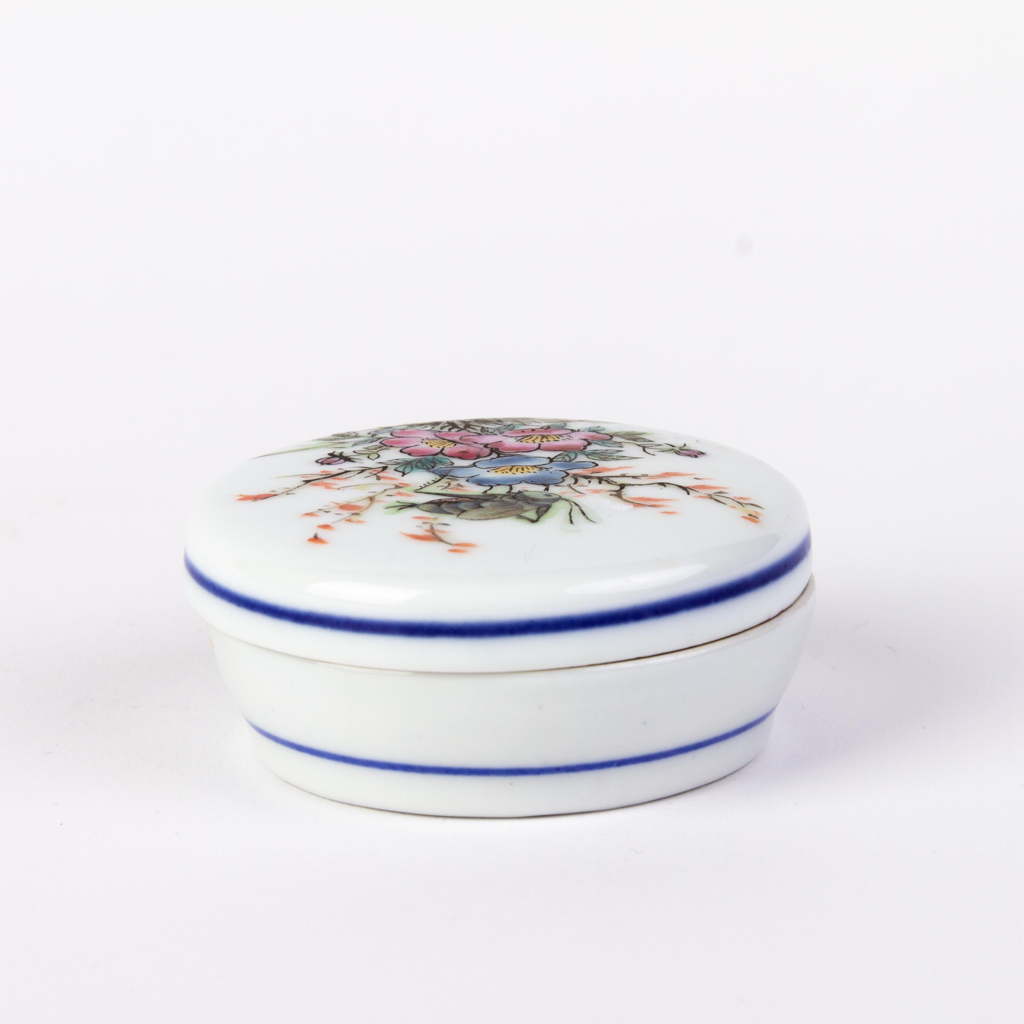 Chinese Republic Period Famille Rose Porcelain Lidded Box  In Good Condition For Sale In Nottingham, GB