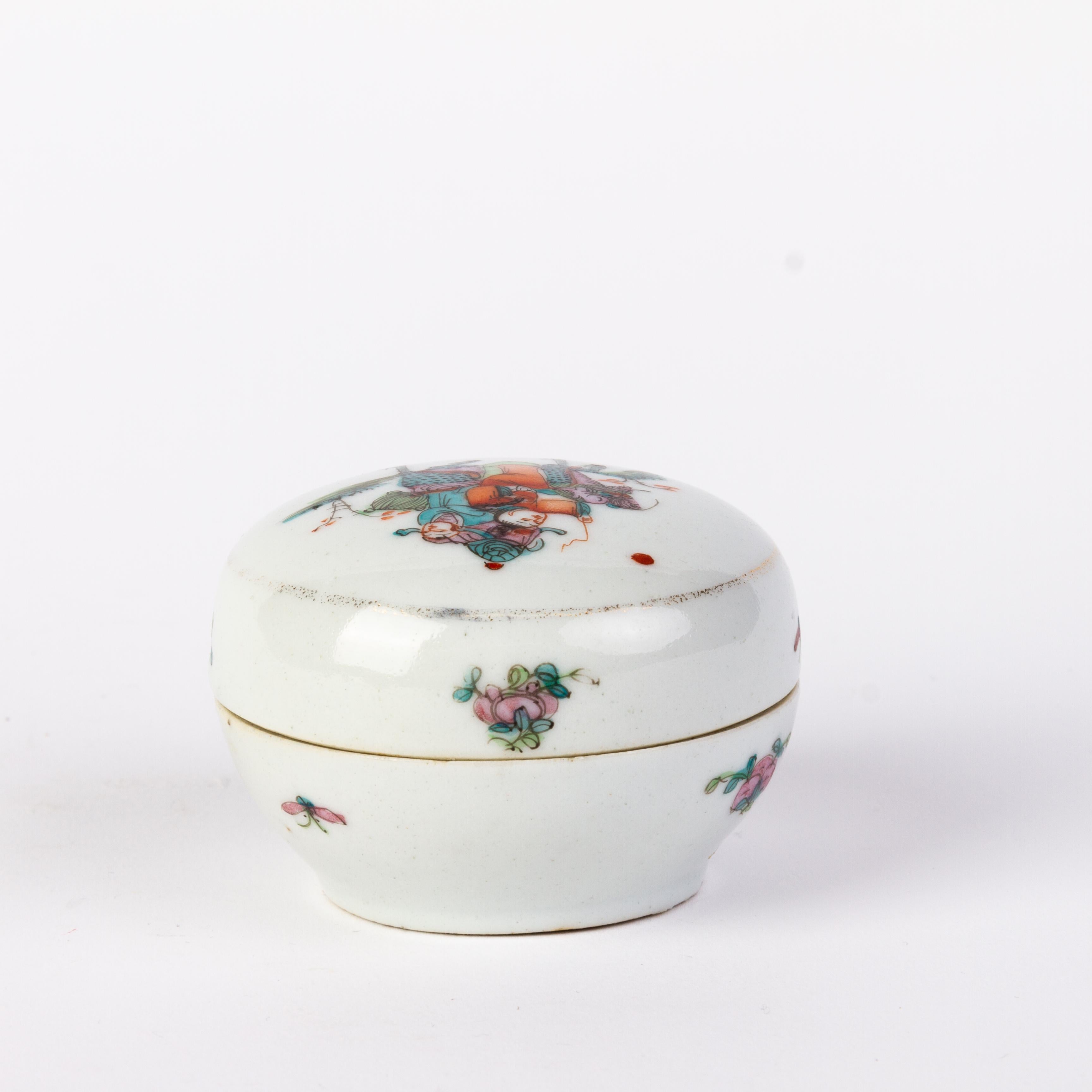 Hand-Painted Chinese Republic Period Famille Rose Porcelain Lidded Box  For Sale