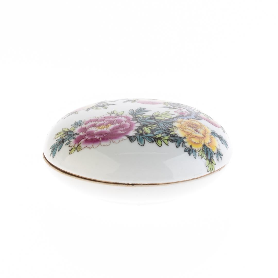 Hand-Painted Chinese Republic Period Famille Rose Porcelain Lidded Box For Sale