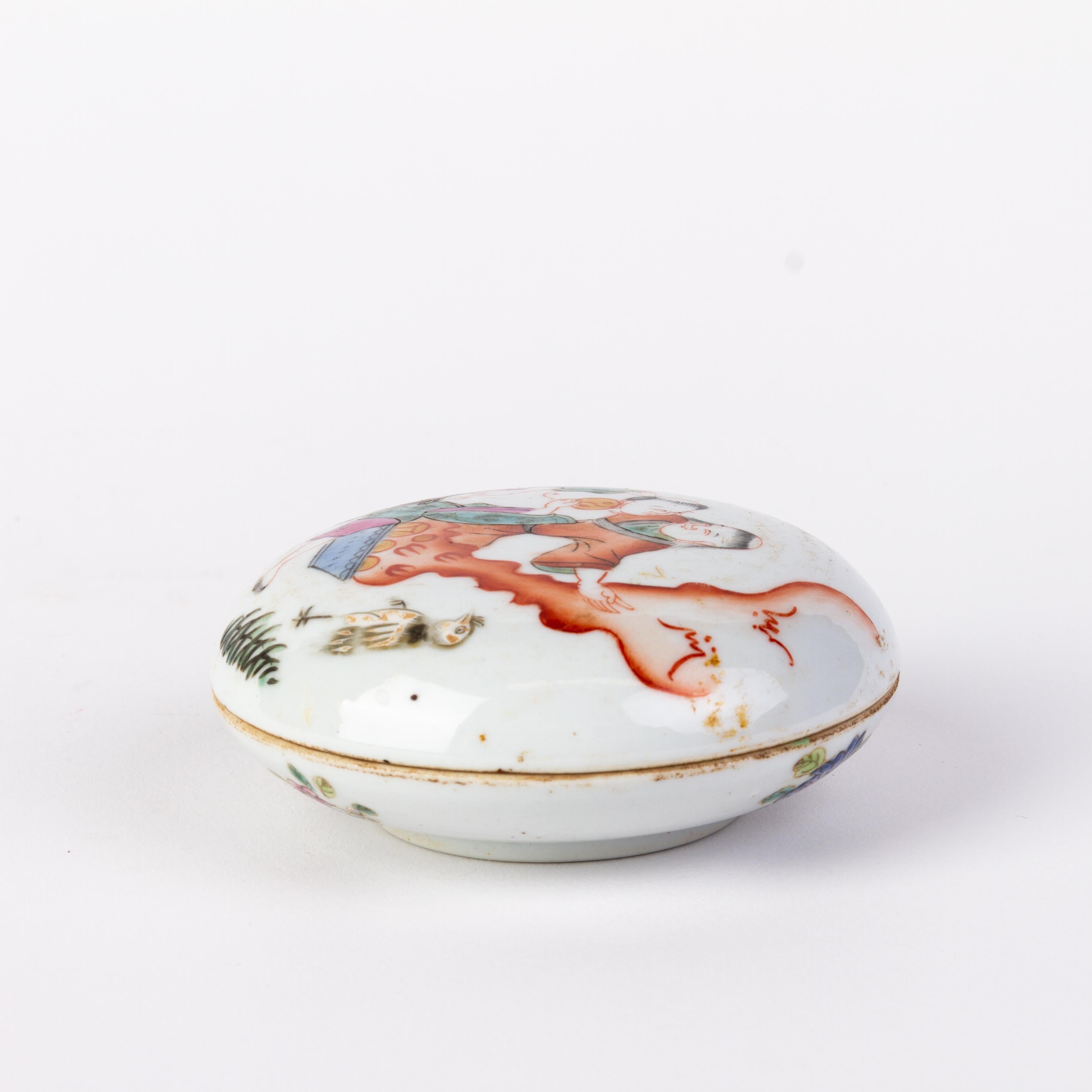 20th Century Chinese Republic Period Famille Rose Porcelain Lidded Box  For Sale