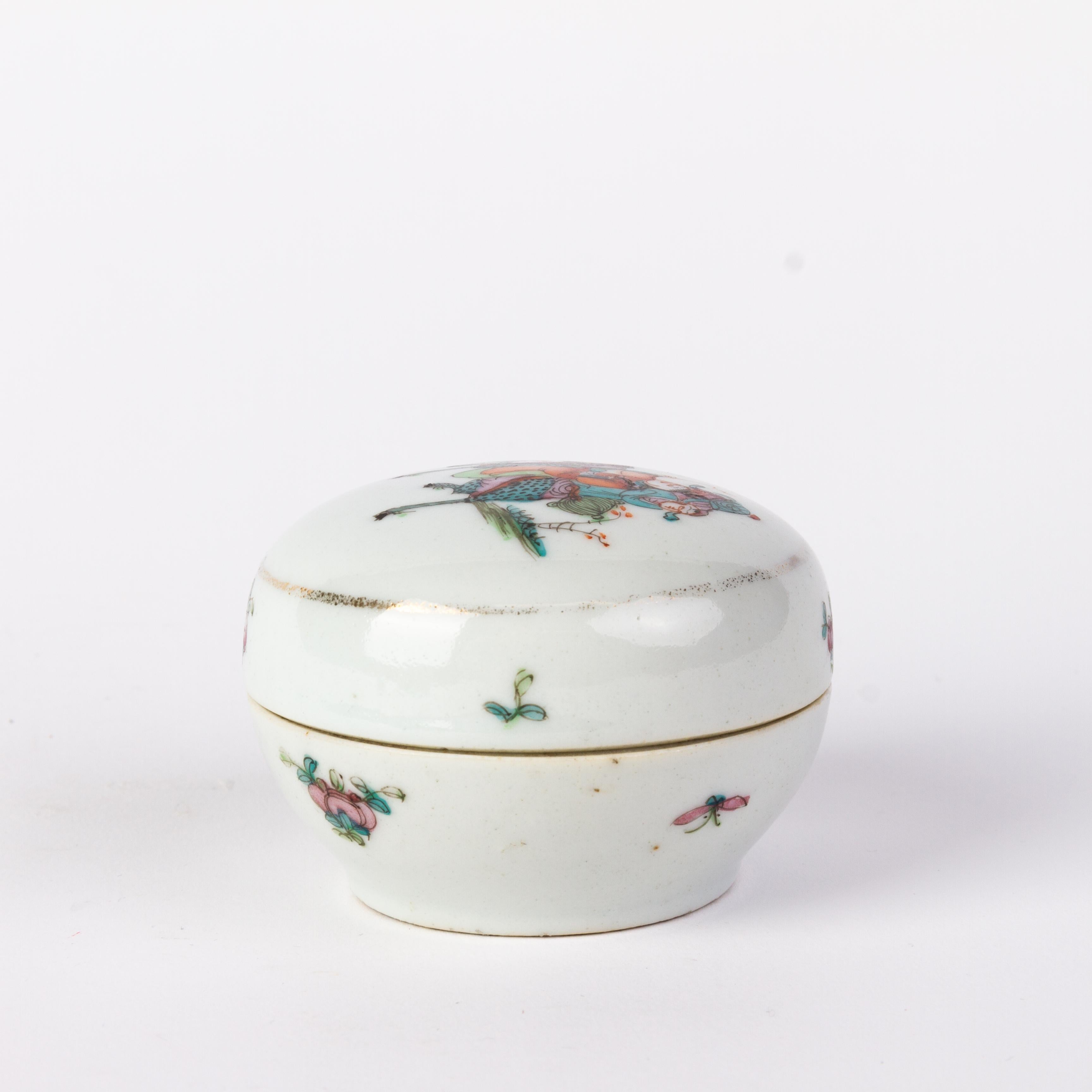 Chinese Republic Period Famille Rose Porcelain Lidded Box  In Good Condition For Sale In Nottingham, GB