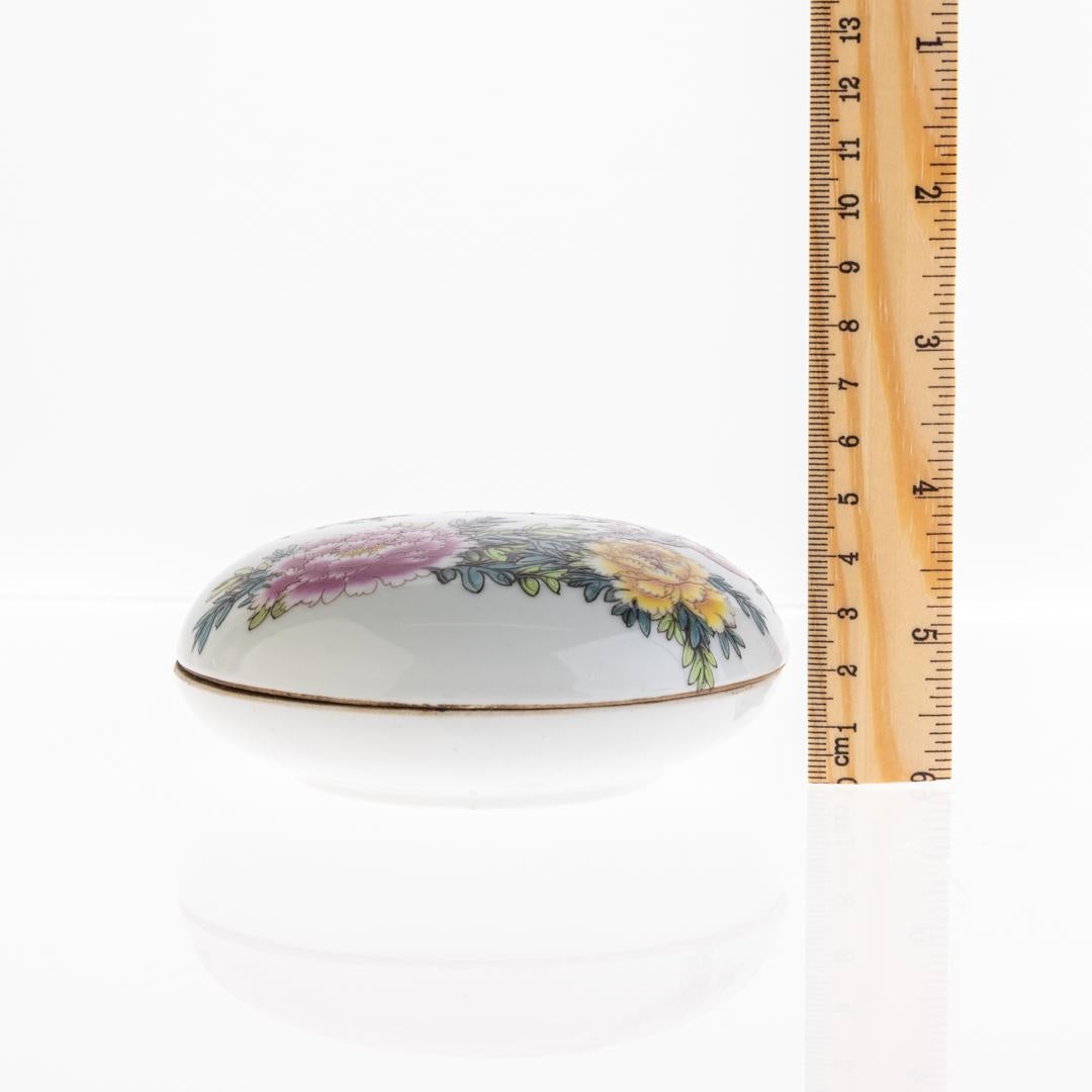 Chinese Republic Period Famille Rose Porcelain Lidded Box In Good Condition For Sale In Nottingham, GB