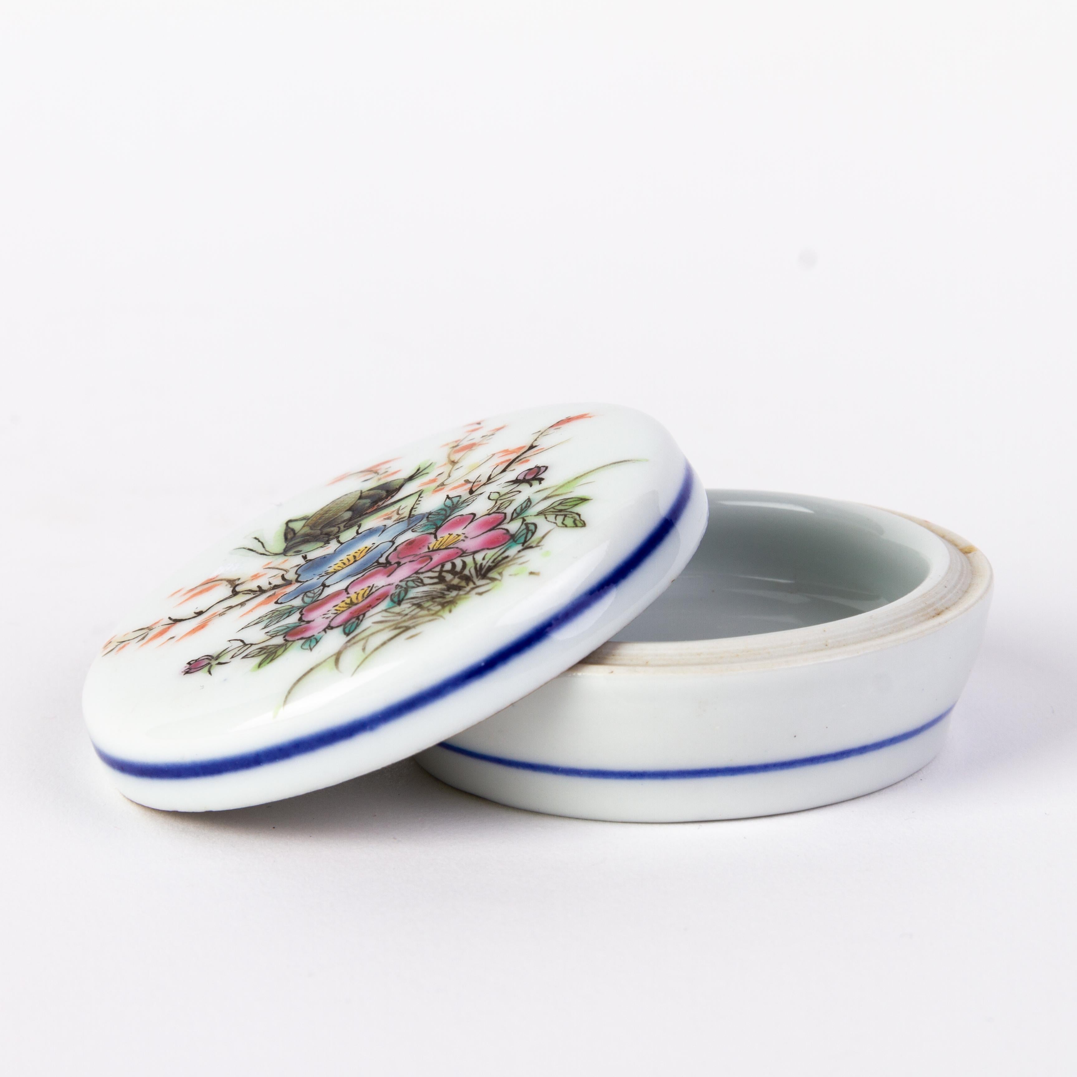 Chinese Republic Period Famille Rose Porcelain Lidded Box  For Sale 1