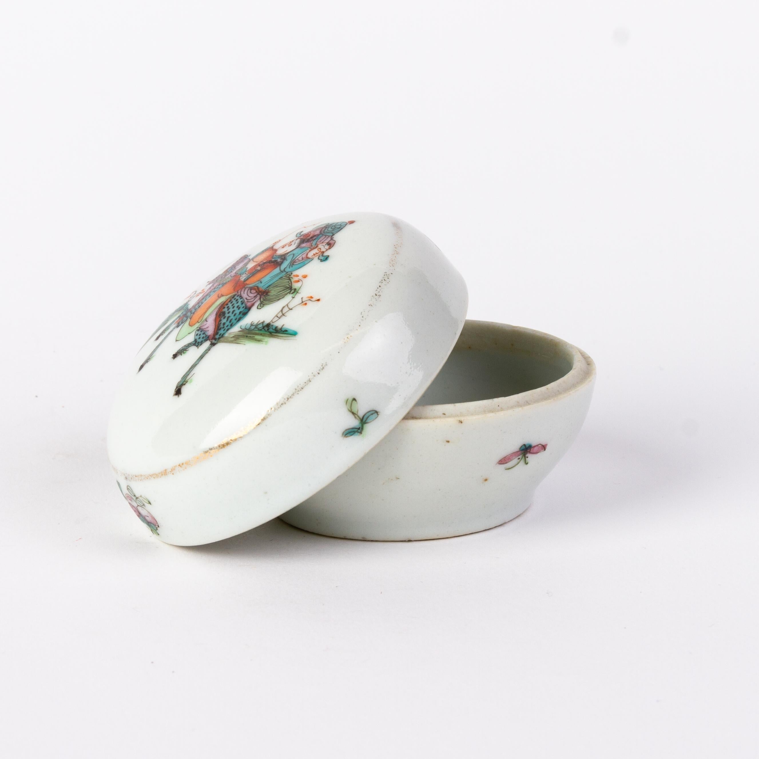 20th Century Chinese Republic Period Famille Rose Porcelain Lidded Box  For Sale