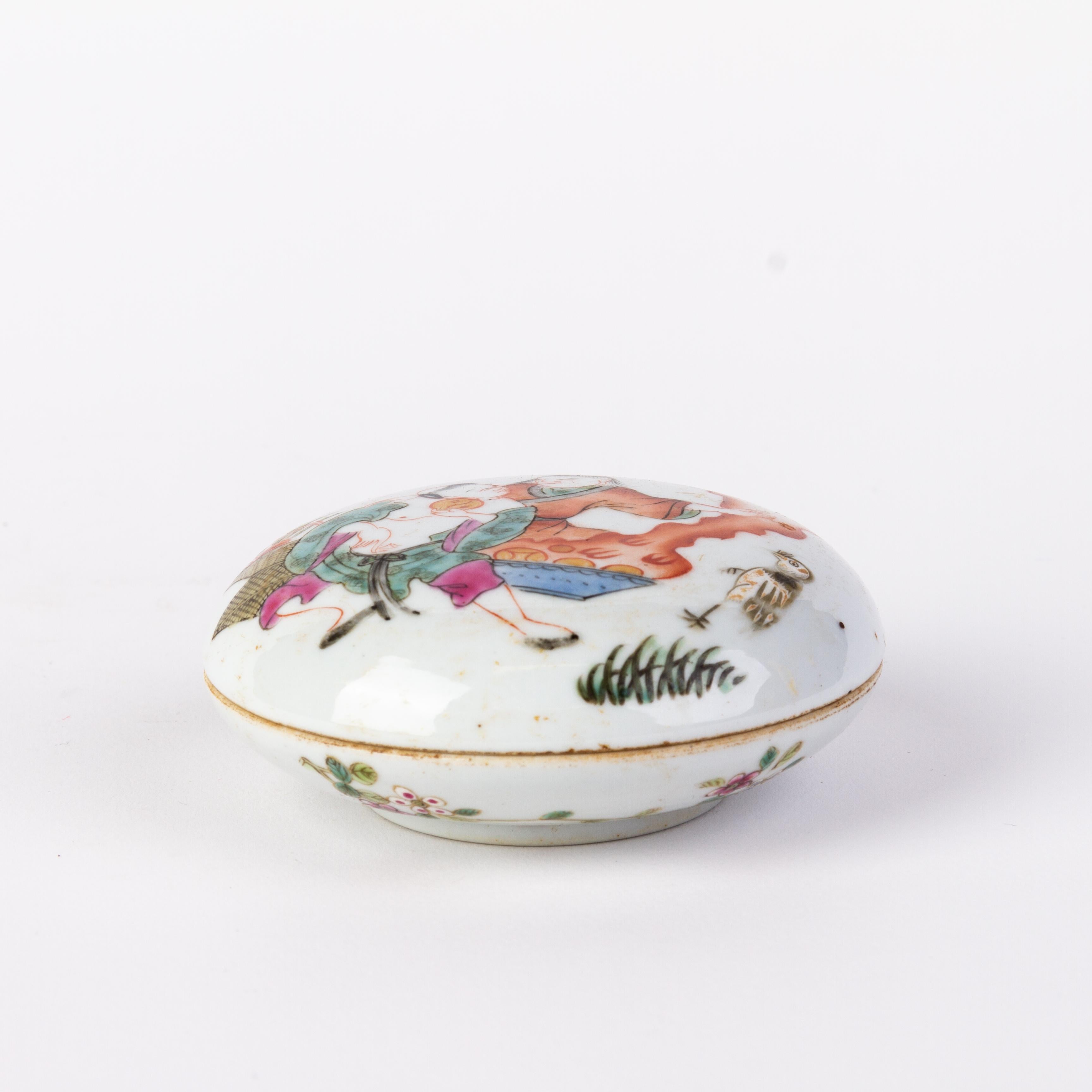 Chinese Republic Period Famille Rose Porcelain Lidded Box  For Sale 3