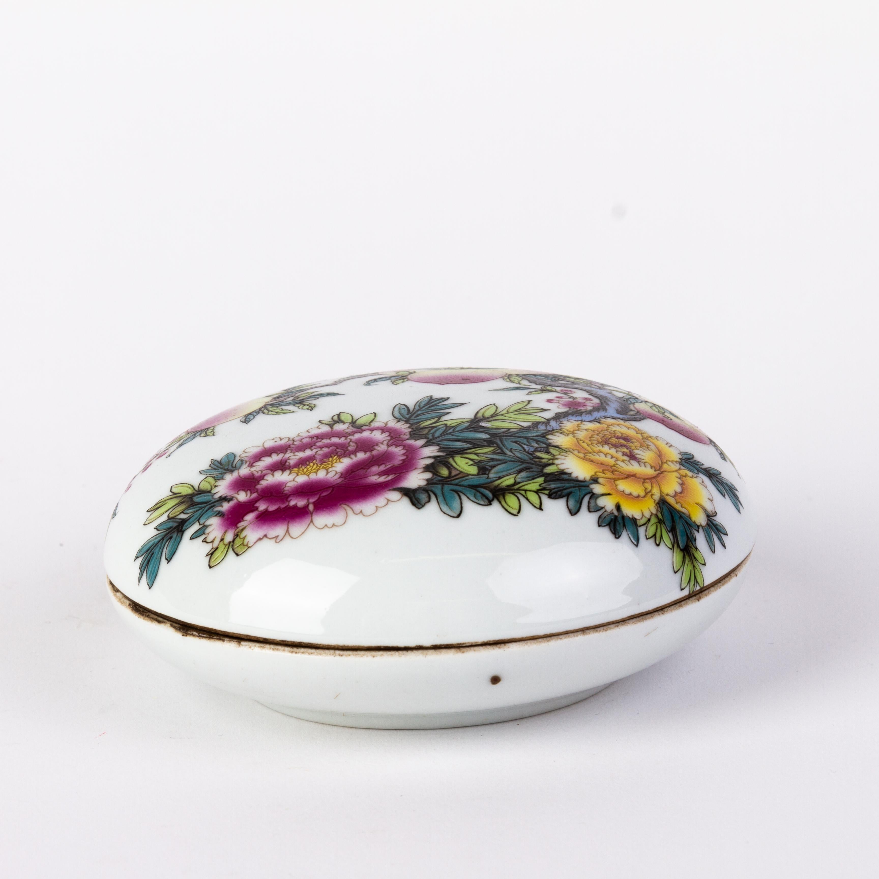 Chinese Republic Period Famille Rose Porcelain Lidded Box  For Sale 2