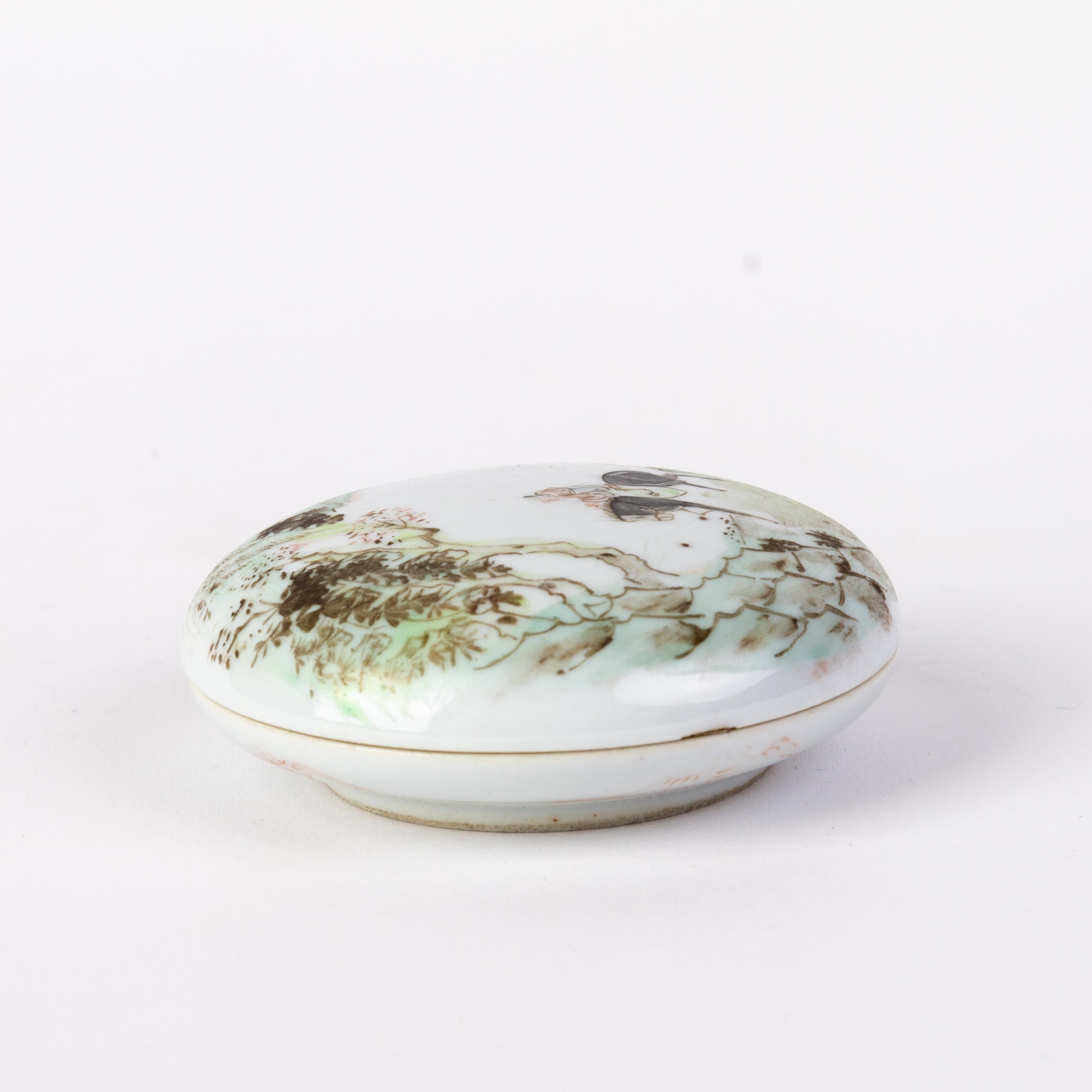 Boîte à couvercle en porcelaine Famille Rose de la période de la République chinoise avec marque de sceau
Bon état 
Provenant d'une collection privée.
Expédition internationale gratuite.