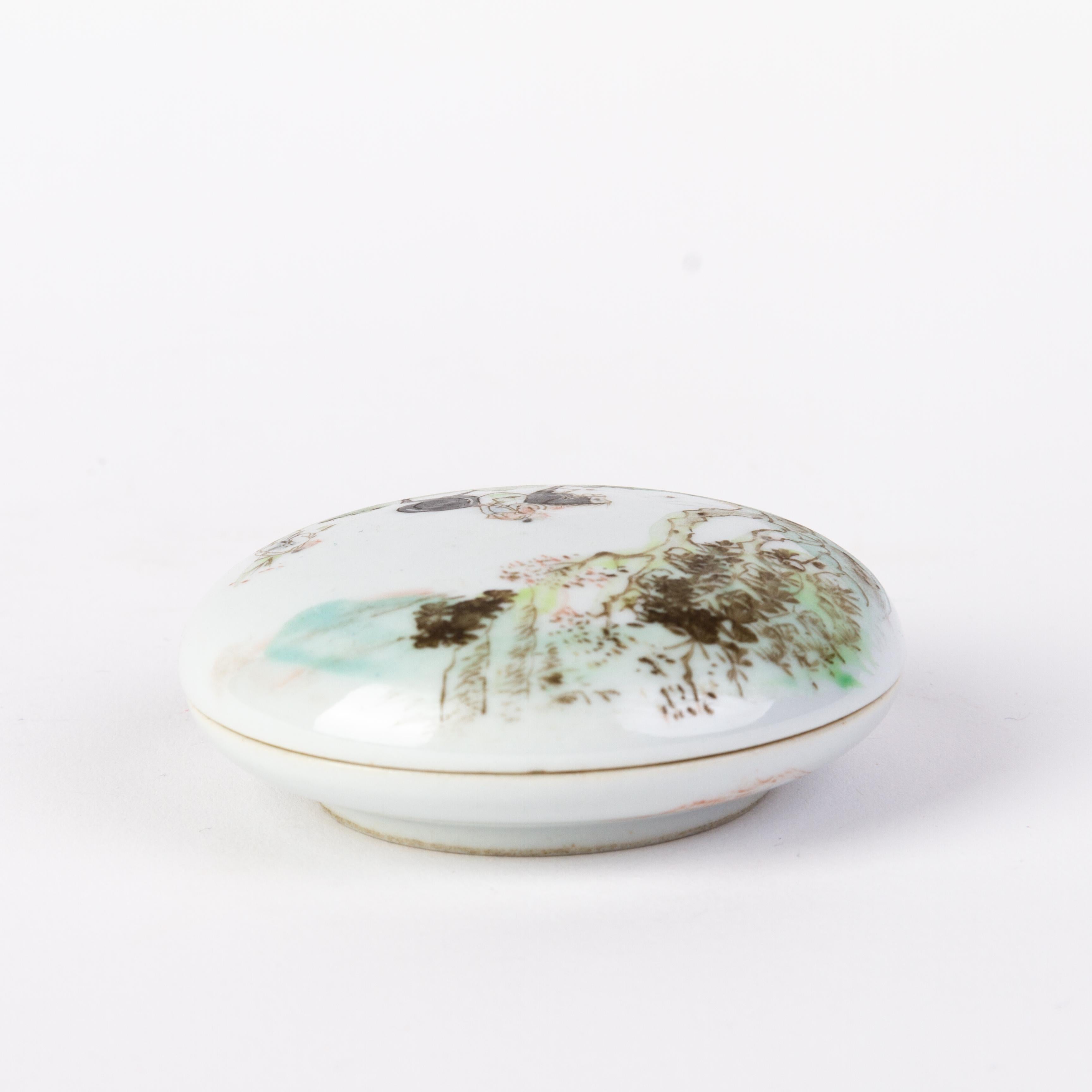 Peint à la main Boîte à couvercle en porcelaine Famille Rose de la période de la République chinoise avec marque de sceau en vente